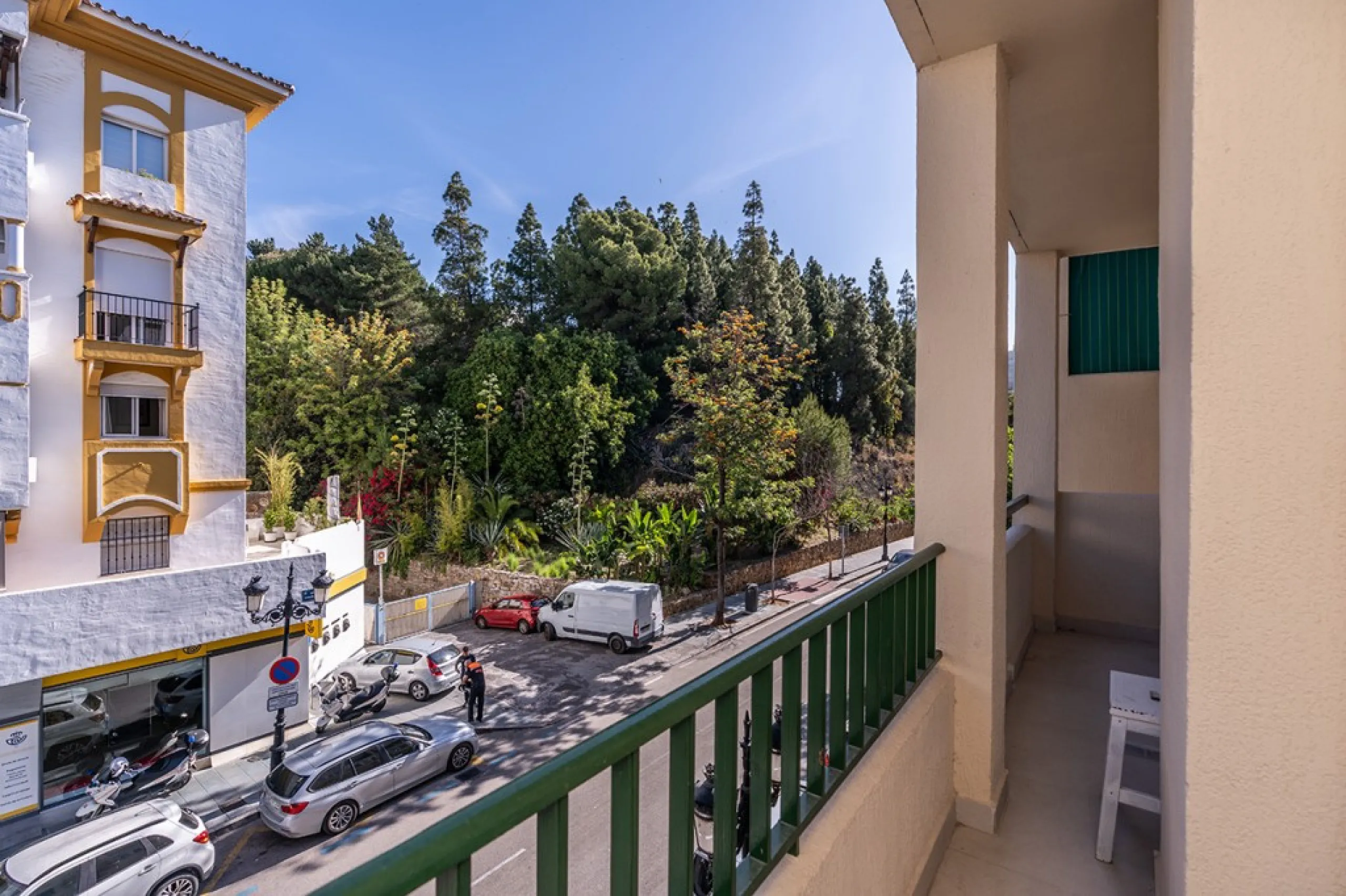 Beautiful, completely renovated and very bright apartment in the center of Marbella. The apartment is located on the second floor with an elevator and has two bedrooms, two bathrooms, a modern kitchen open to the living room, and a small terrace. Elegantl