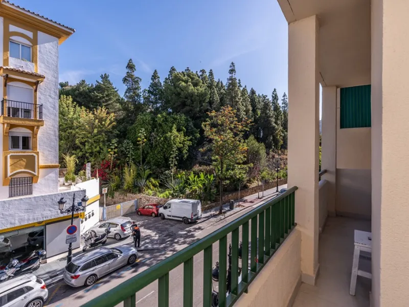Beautiful, completely renovated and very bright apartment in the center of Marbella. The apartment is located on the second floor with an elevator and has two bedrooms, two bathrooms, a modern kitchen open to the living room, and a small terrace. Elegantl