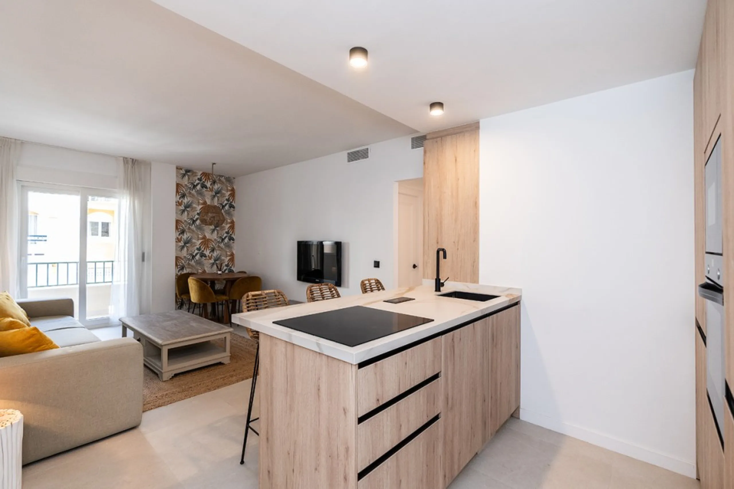 Beautiful, completely renovated and very bright apartment in the center of Marbella. The apartment is located on the second floor with an elevator and has two bedrooms, two bathrooms, a modern kitchen open to the living room, and a small terrace. Elegantl