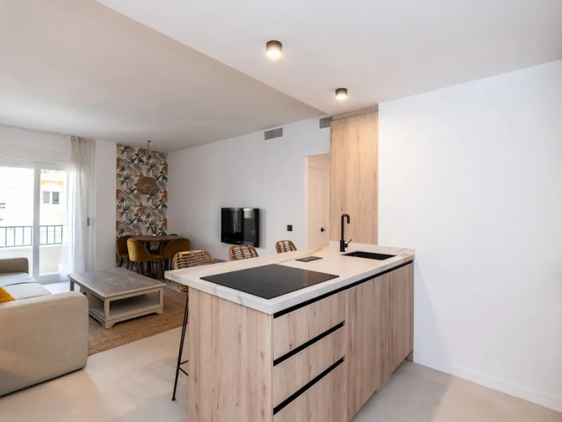 Beautiful, completely renovated and very bright apartment in the center of Marbella. The apartment is located on the second floor with an elevator and has two bedrooms, two bathrooms, a modern kitchen open to the living room, and a small terrace. Elegantl