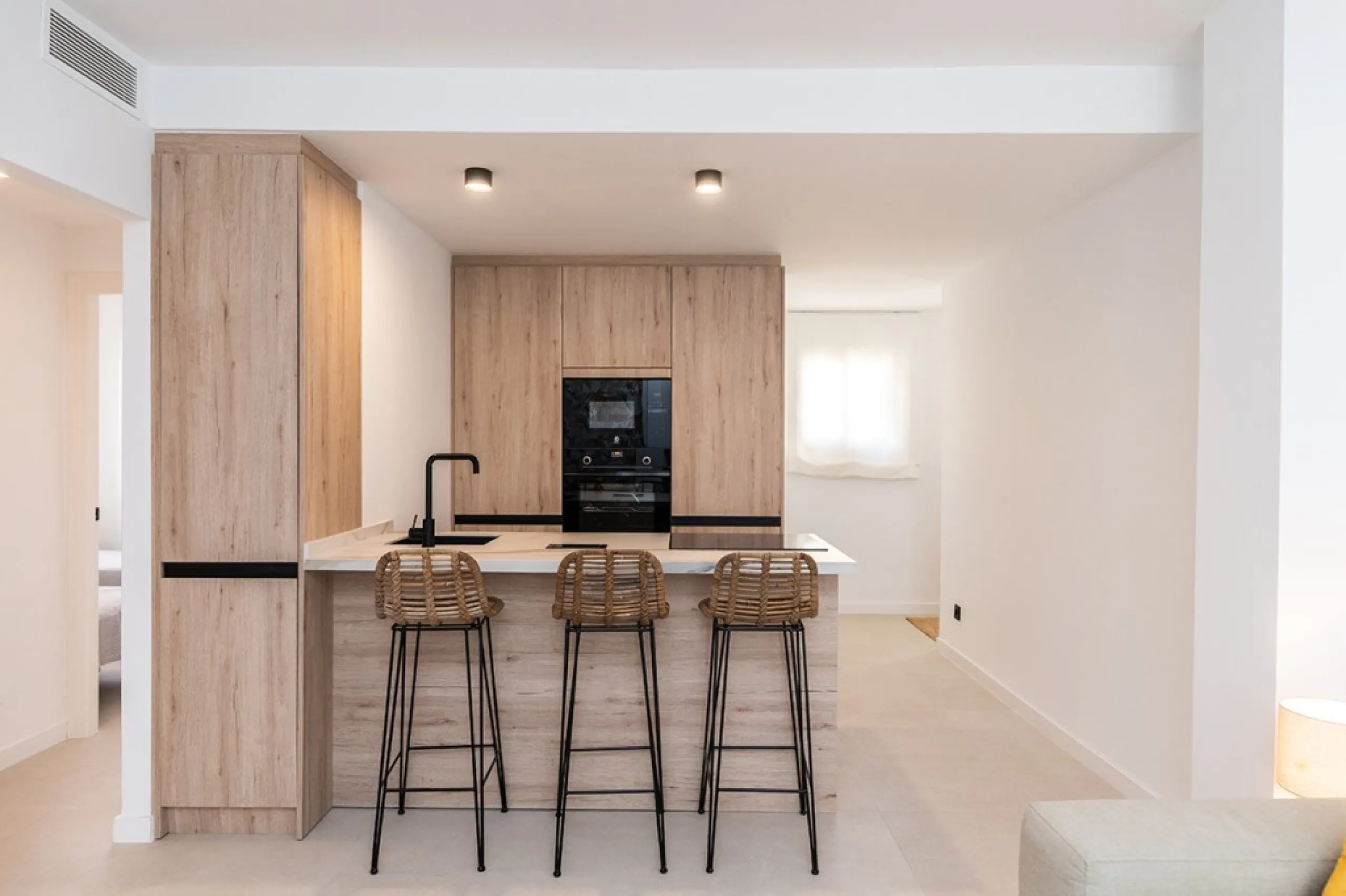 Beautiful, completely renovated and very bright apartment in the center of Marbella. The apartment is located on the second floor with an elevator and has two bedrooms, two bathrooms, a modern kitchen open to the living room, and a small terrace. Elegantl