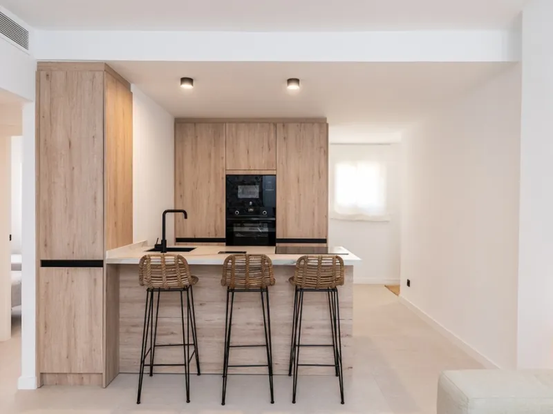 Beautiful, completely renovated and very bright apartment in the center of Marbella. The apartment is located on the second floor with an elevator and has two bedrooms, two bathrooms, a modern kitchen open to the living room, and a small terrace. Elegantl