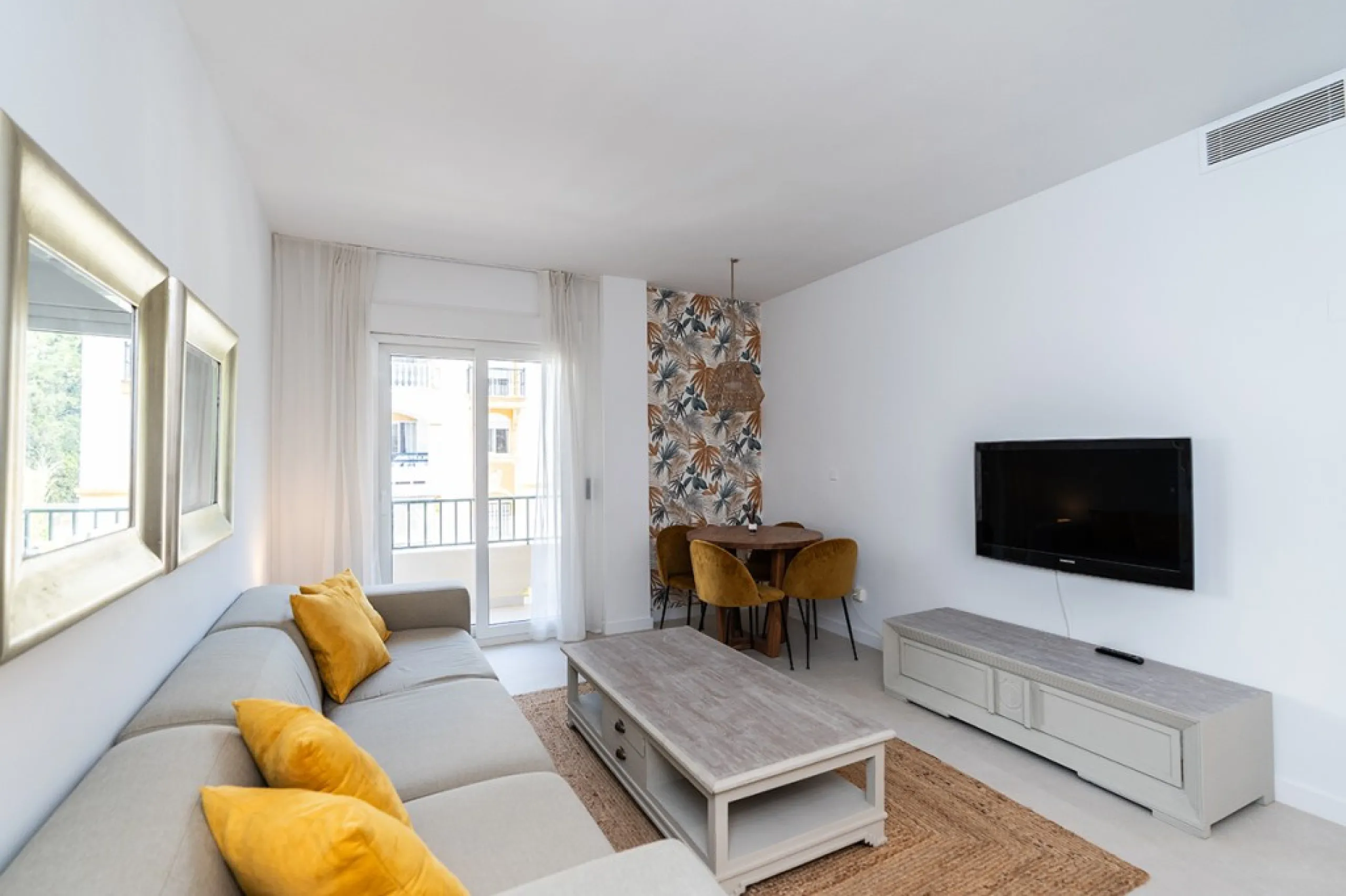 Beautiful, completely renovated and very bright apartment in the center of Marbella. The apartment is located on the second floor with an elevator and has two bedrooms, two bathrooms, a modern kitchen open to the living room, and a small terrace. Elegantl