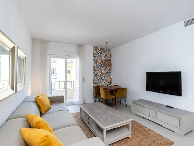 Beautiful, completely renovated and very bright apartment in the center of Marbella. The apartment is located on the second floor with an elevator and has two bedrooms, two bathrooms, a modern kitchen open to the living room, and a small terrace. Elegantl