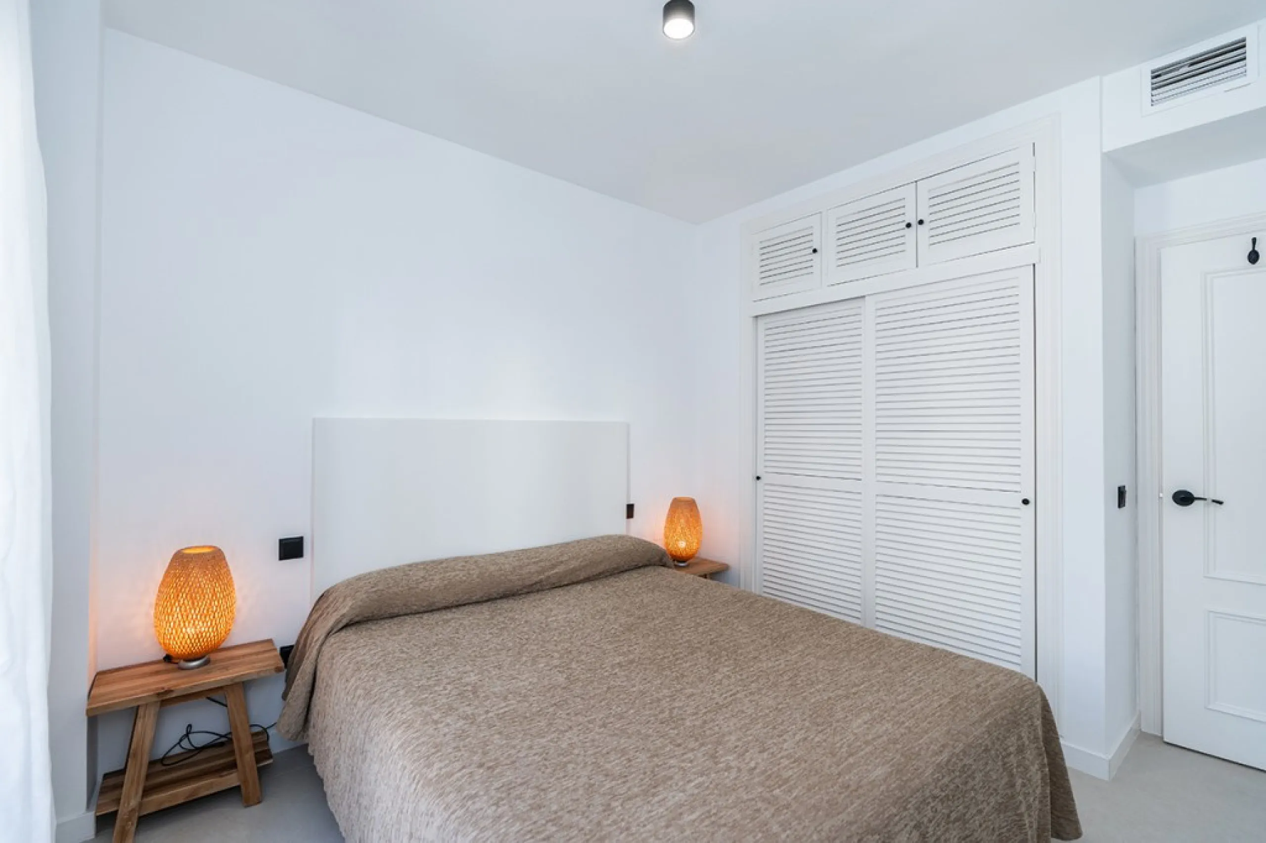 Beautiful, completely renovated and very bright apartment in the center of Marbella. The apartment is located on the second floor with an elevator and has two bedrooms, two bathrooms, a modern kitchen open to the living room, and a small terrace. Elegantl