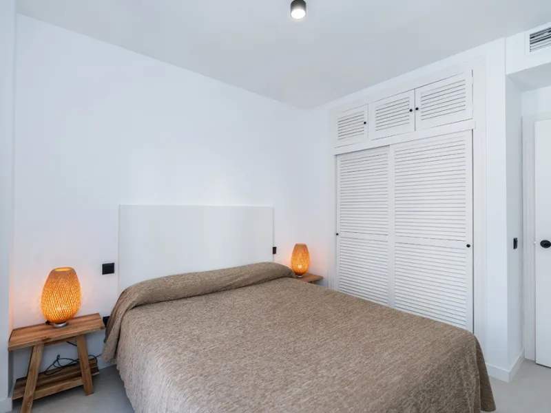 Beautiful, completely renovated and very bright apartment in the center of Marbella. The apartment is located on the second floor with an elevator and has two bedrooms, two bathrooms, a modern kitchen open to the living room, and a small terrace. Elegantl