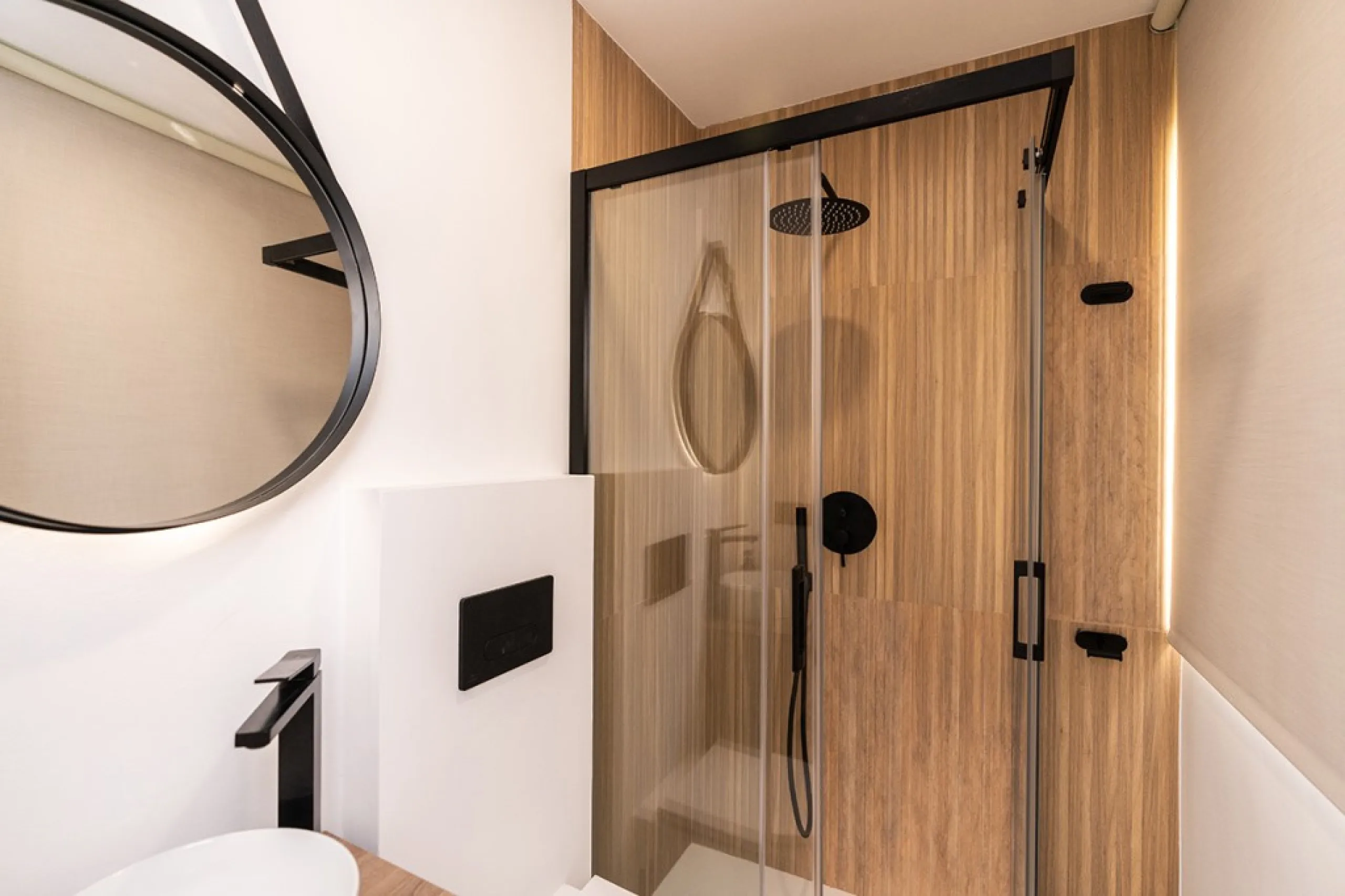 Beautiful, completely renovated and very bright apartment in the center of Marbella. The apartment is located on the second floor with an elevator and has two bedrooms, two bathrooms, a modern kitchen open to the living room, and a small terrace. Elegantl