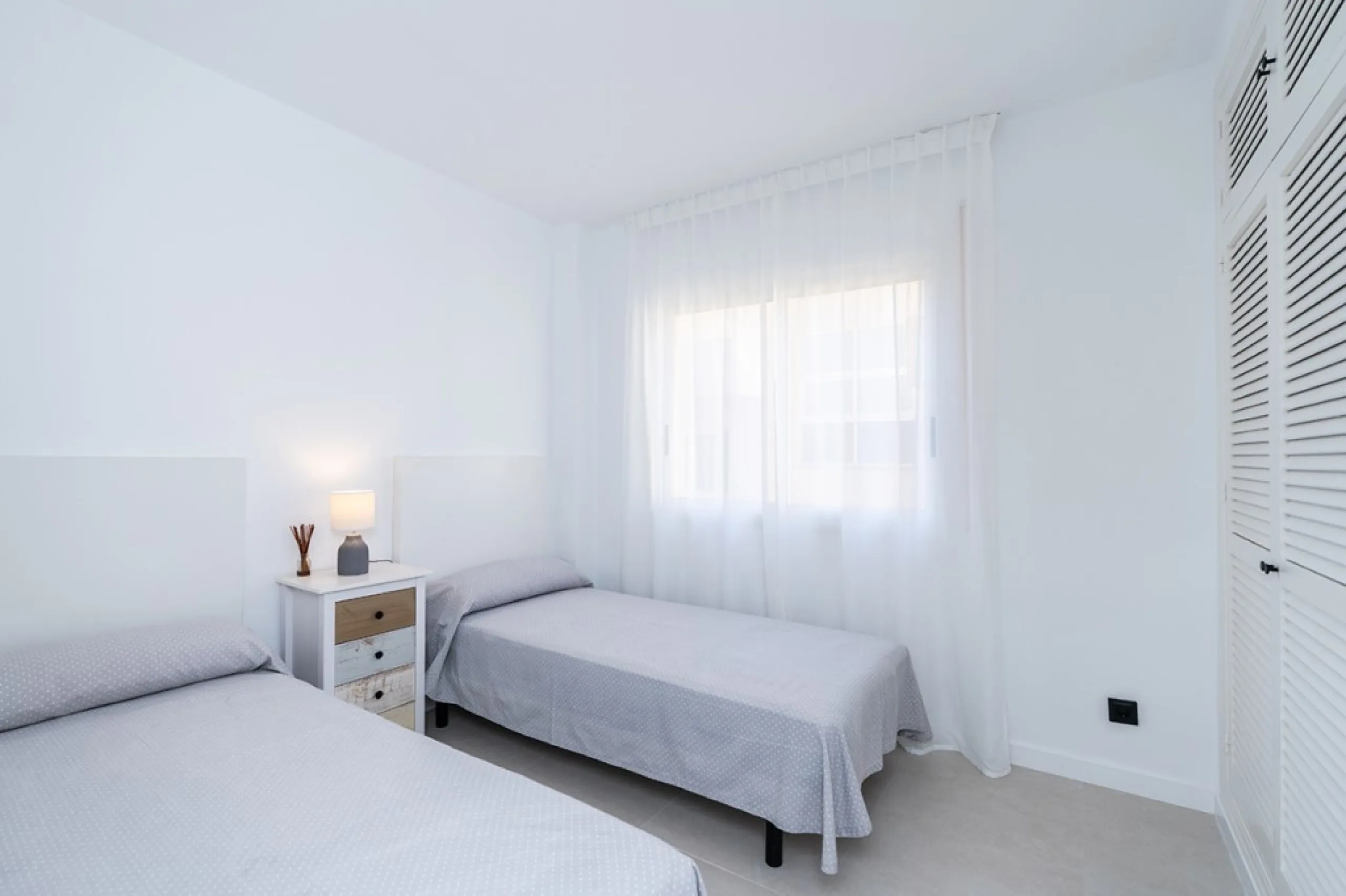 Beautiful, completely renovated and very bright apartment in the center of Marbella. The apartment is located on the second floor with an elevator and has two bedrooms, two bathrooms, a modern kitchen open to the living room, and a small terrace. Elegantl