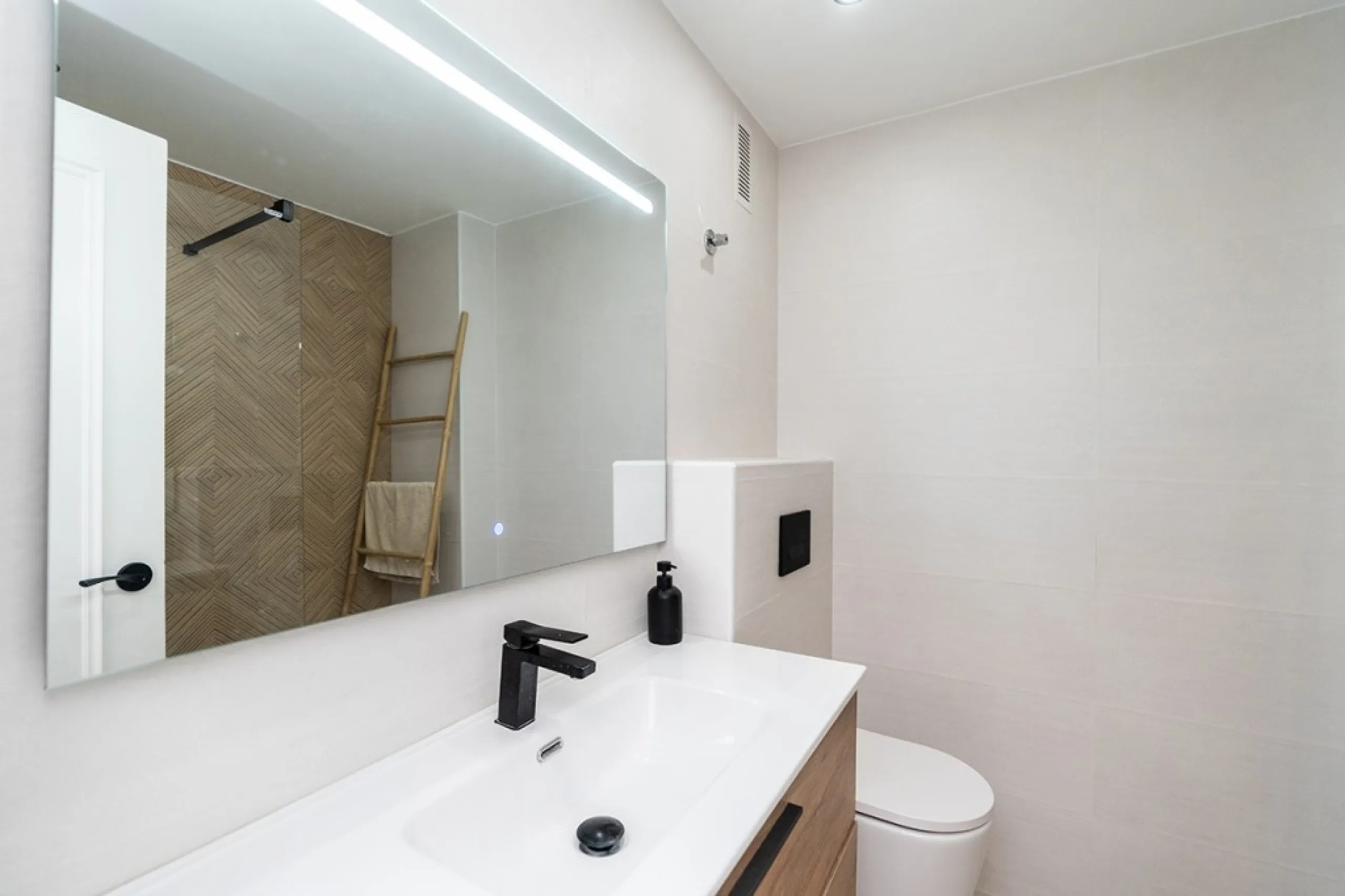 Beautiful, completely renovated and very bright apartment in the center of Marbella. The apartment is located on the second floor with an elevator and has two bedrooms, two bathrooms, a modern kitchen open to the living room, and a small terrace. Elegantl