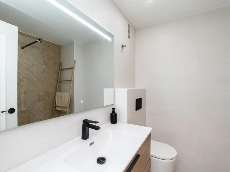 Beautiful, completely renovated and very bright apartment in the center of Marbella. The apartment is located on the second floor with an elevator and has two bedrooms, two bathrooms, a modern kitchen open to the living room, and a small terrace. Elegantl