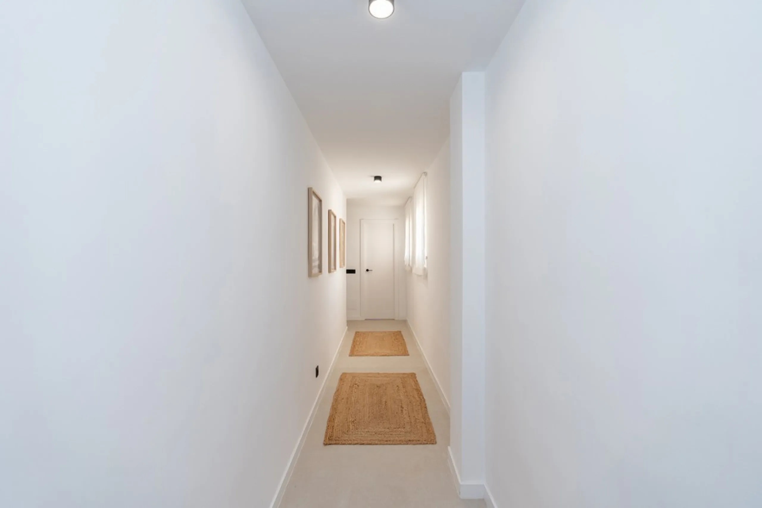 Beautiful, completely renovated and very bright apartment in the center of Marbella. The apartment is located on the second floor with an elevator and has two bedrooms, two bathrooms, a modern kitchen open to the living room, and a small terrace. Elegantl