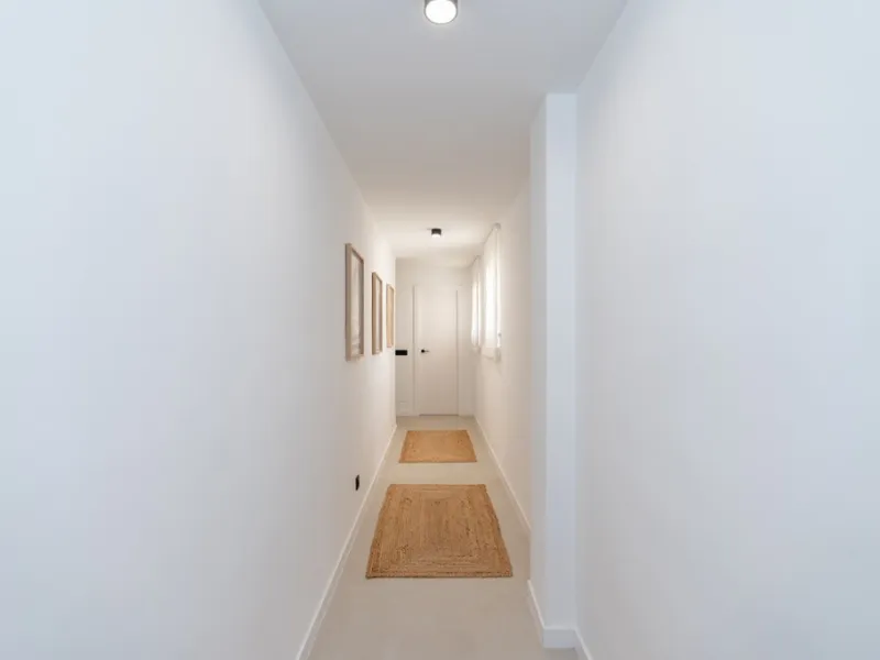 Beautiful, completely renovated and very bright apartment in the center of Marbella. The apartment is located on the second floor with an elevator and has two bedrooms, two bathrooms, a modern kitchen open to the living room, and a small terrace. Elegantl