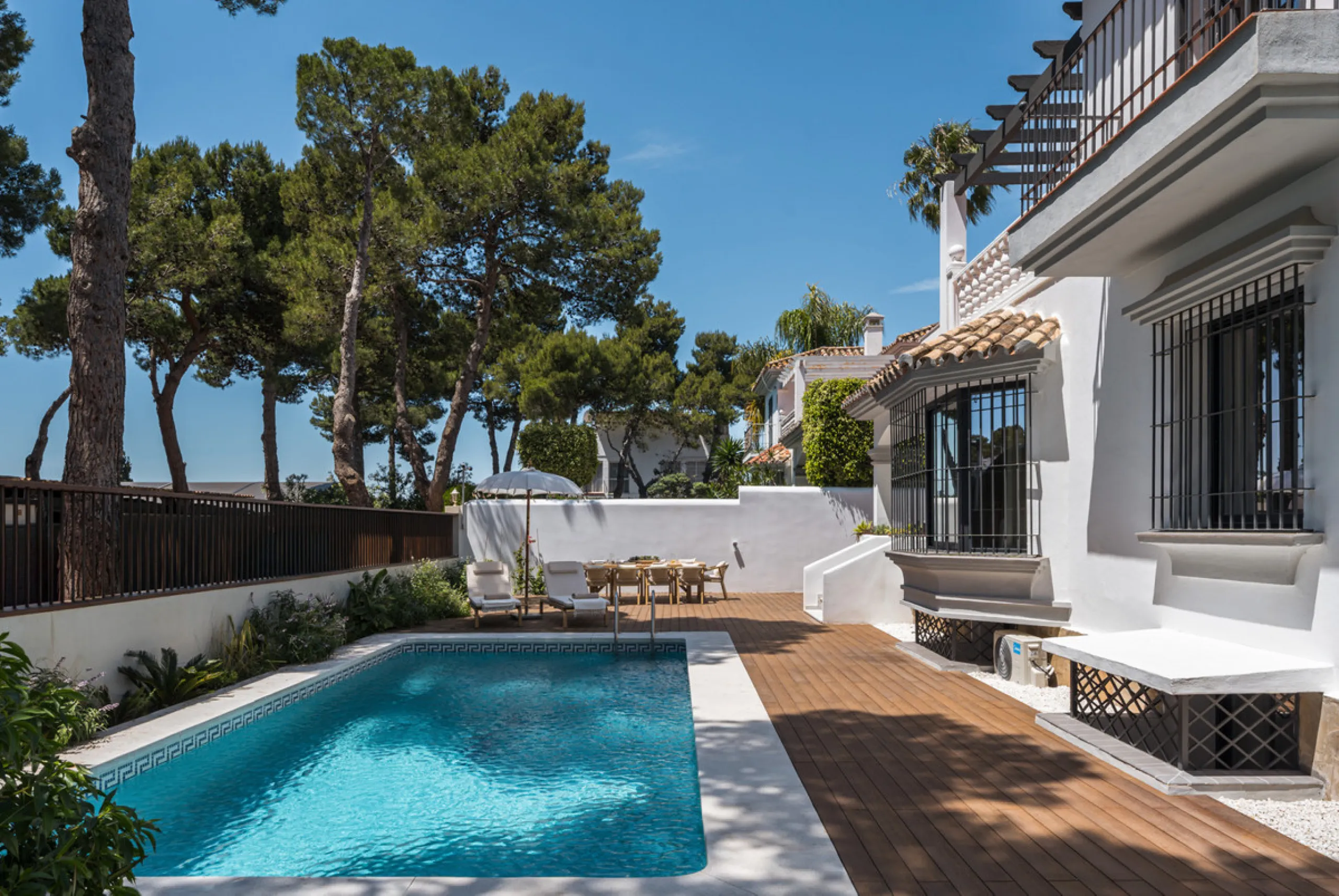 House - Detached Villa в продаже в Marbella, Málaga. В доме 6 спален и 6 ванных комнат. Площадь дома 315 м². Площадь участка 500 м²