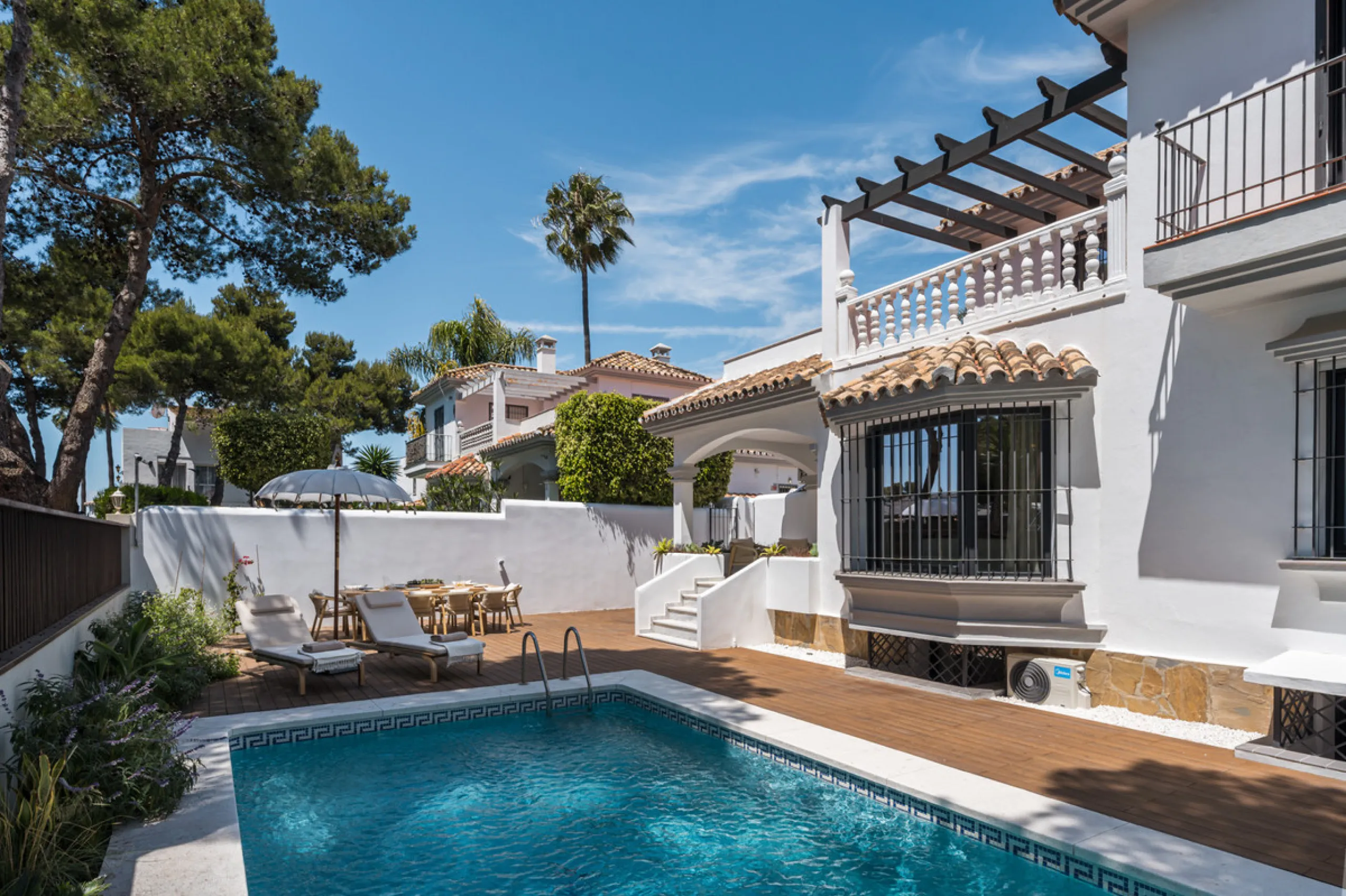House - Detached Villa в продаже в Marbella, Málaga. В доме 6 спален и 6 ванных комнат. Площадь дома 315 м². Площадь участка 500 м²