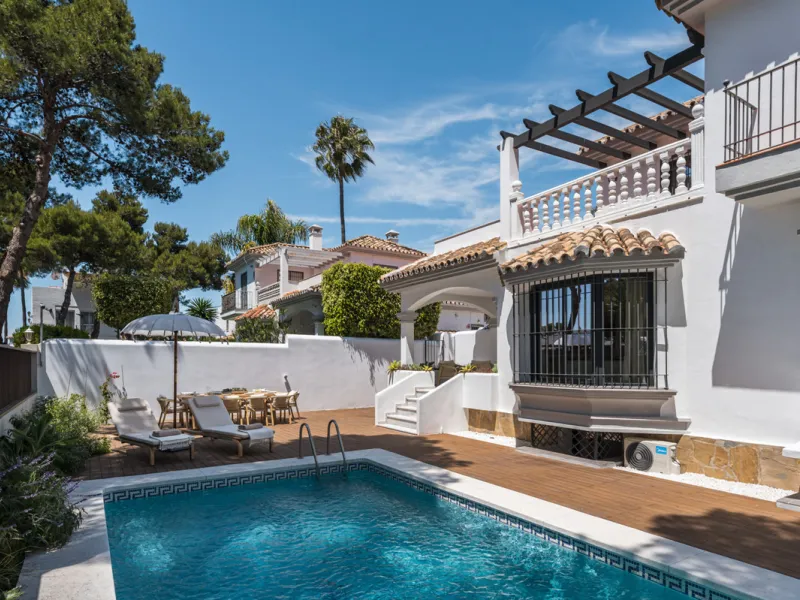 House - Detached Villa в продаже в Marbella, Málaga. В доме 6 спален и 6 ванных комнат. Площадь дома 315 м². Площадь участка 500 м²