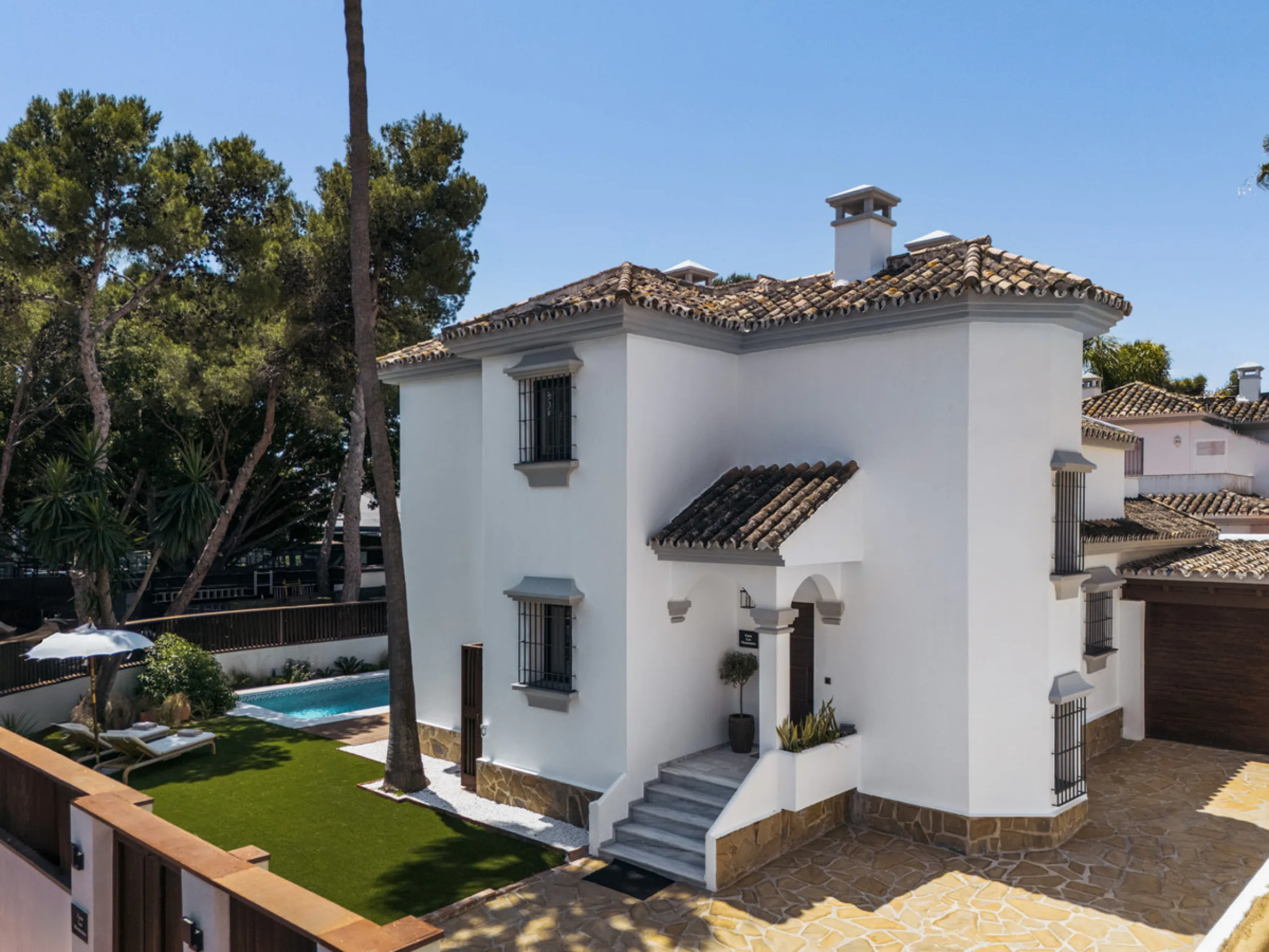 House - Detached Villa в продаже в Marbella, Málaga. В доме 6 спален и 6 ванных комнат. Площадь дома 315 м². Площадь участка 500 м²