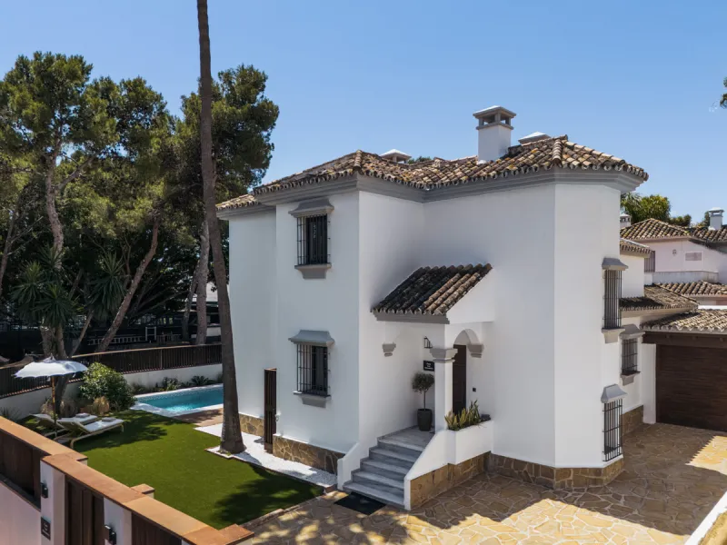 House - Detached Villa в продаже в Marbella, Málaga. В доме 6 спален и 6 ванных комнат. Площадь дома 315 м². Площадь участка 500 м²