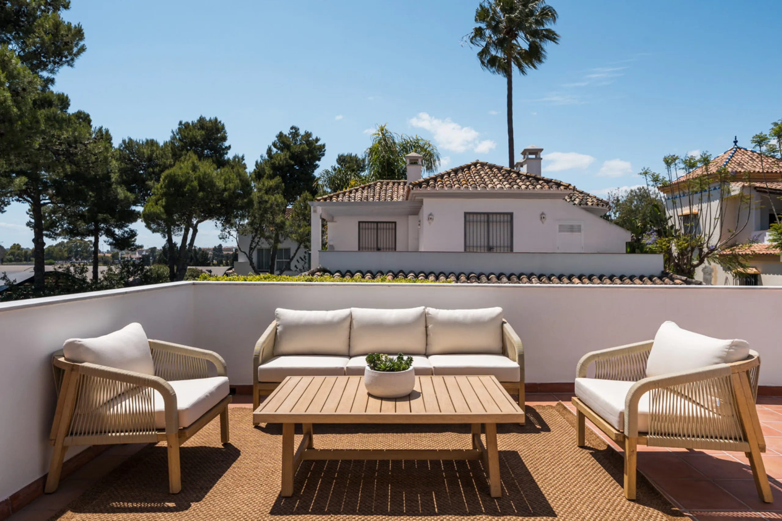 House - Detached Villa в продаже в Marbella, Málaga. В доме 6 спален и 6 ванных комнат. Площадь дома 315 м². Площадь участка 500 м²