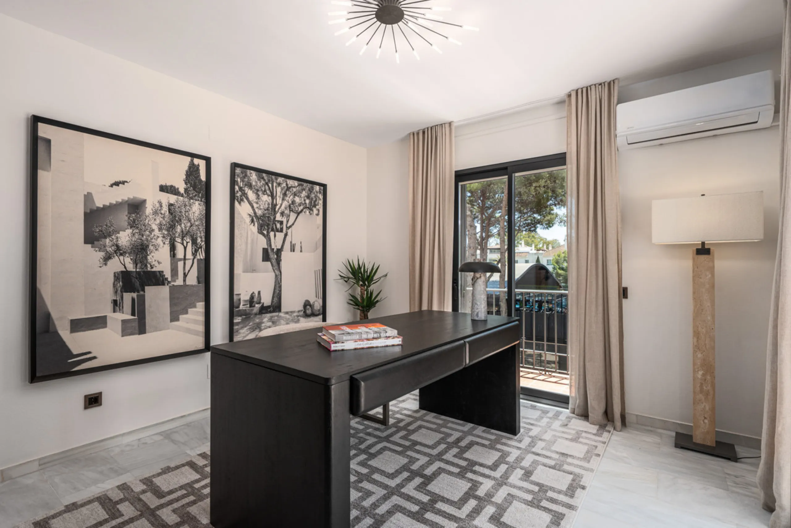 House - Detached Villa в продаже в Marbella, Málaga. В доме 6 спален и 6 ванных комнат. Площадь дома 315 м². Площадь участка 500 м²