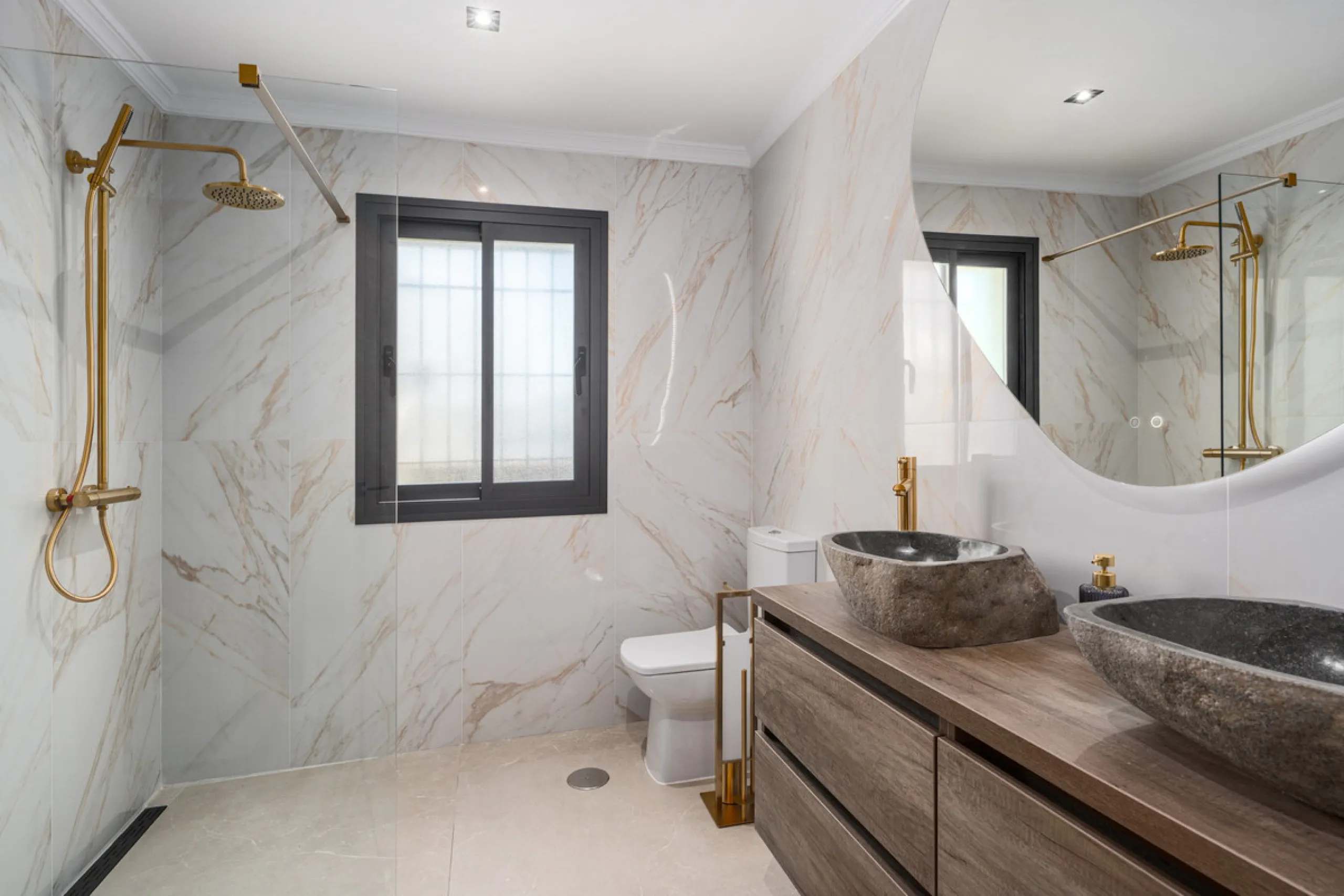 House - Detached Villa в продаже в Marbella, Málaga. В доме 6 спален и 6 ванных комнат. Площадь дома 315 м². Площадь участка 500 м²
