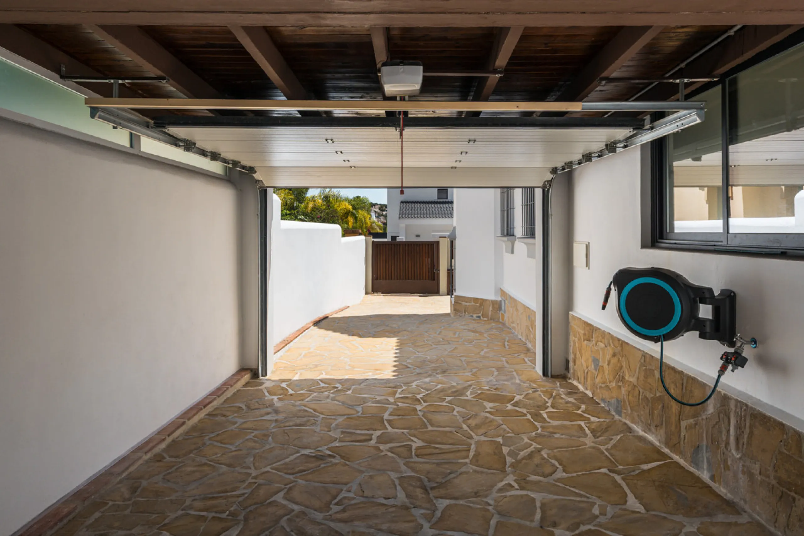 House - Detached Villa в продаже в Marbella, Málaga. В доме 6 спален и 6 ванных комнат. Площадь дома 315 м². Площадь участка 500 м²