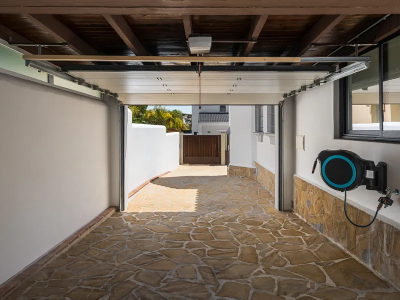 House - Detached Villa в продаже в Marbella, Málaga. В доме 6 спален и 6 ванных комнат. Площадь дома 315 м². Площадь участка 500 м²
