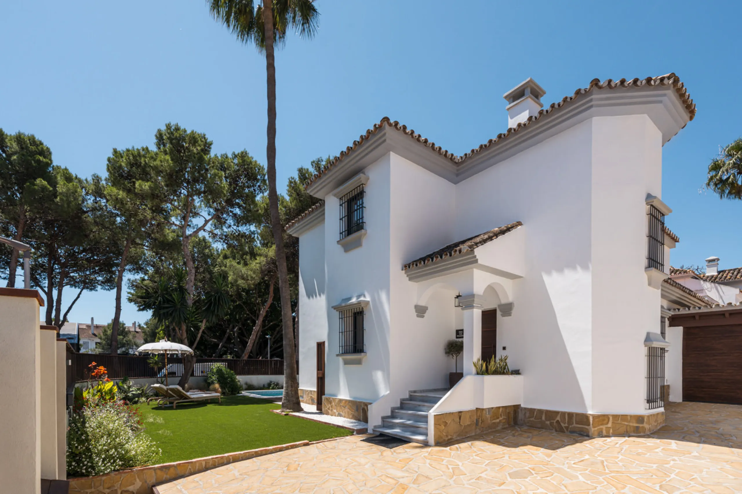 House - Detached Villa в продаже в Marbella, Málaga. В доме 6 спален и 6 ванных комнат. Площадь дома 315 м². Площадь участка 500 м²