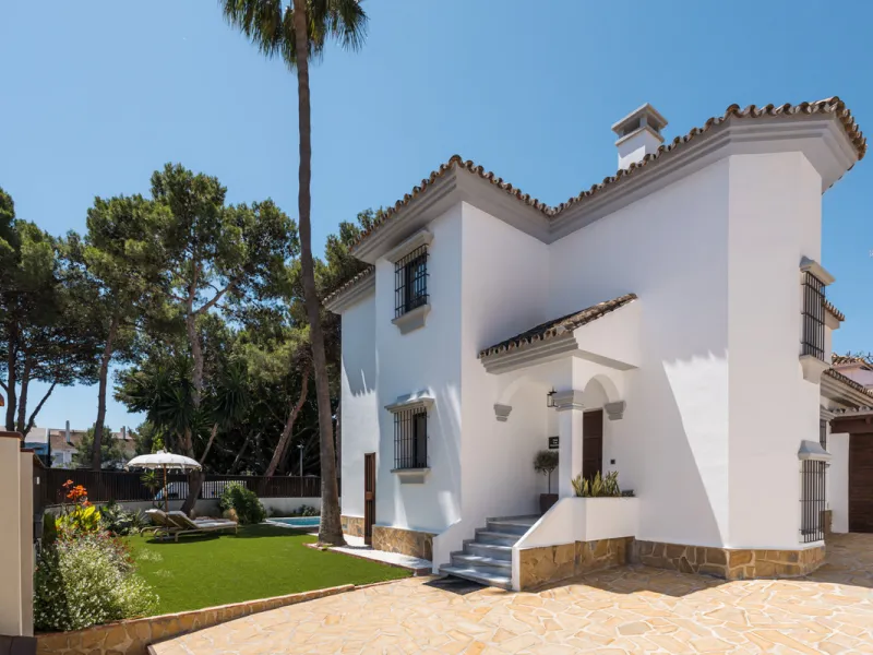 House - Detached Villa в продаже в Marbella, Málaga. В доме 6 спален и 6 ванных комнат. Площадь дома 315 м². Площадь участка 500 м²