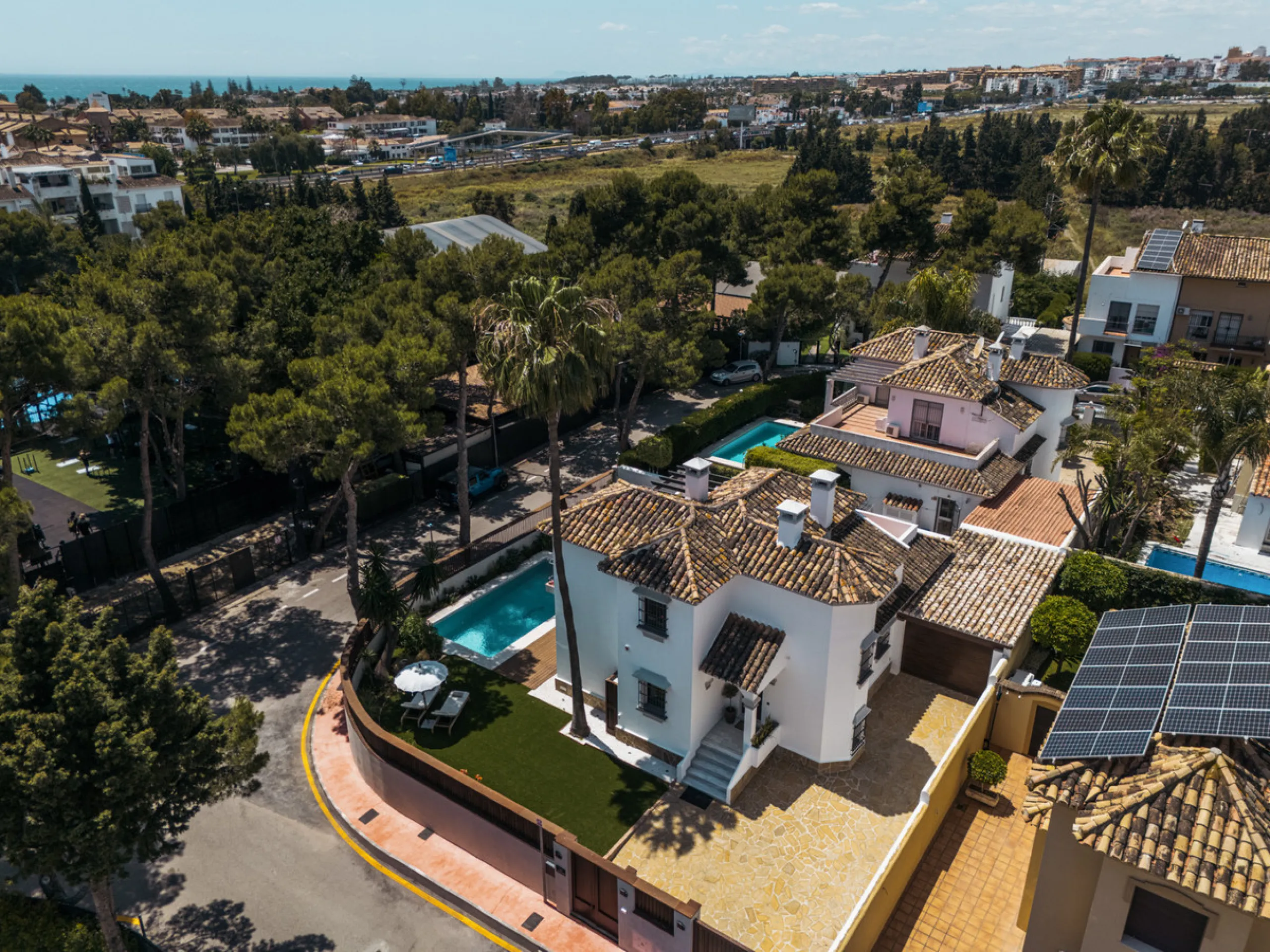 House - Detached Villa в продаже в Marbella, Málaga. В доме 6 спален и 6 ванных комнат. Площадь дома 315 м². Площадь участка 500 м²