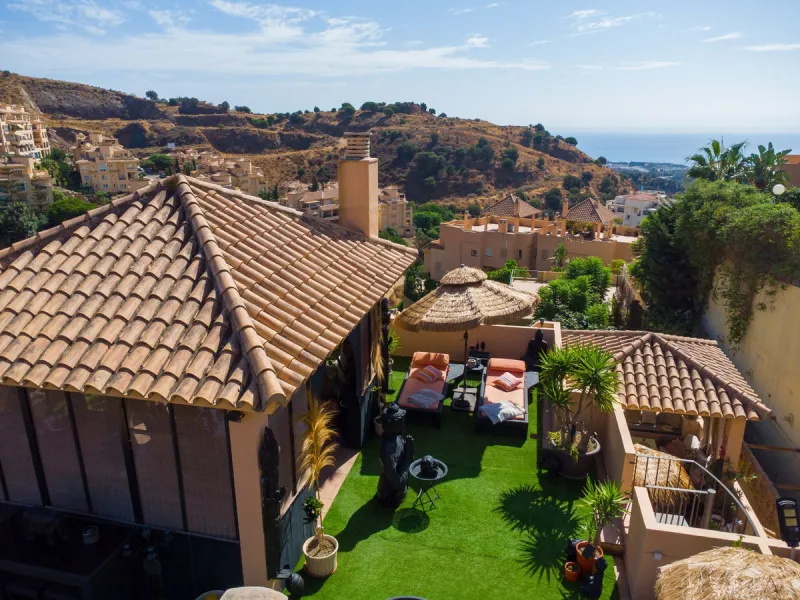 Stunning 3 bedroom penthouse with sea views located in the upper part of Calahonda, in a very quiet residential area surrounded by mountains. In this lovely penthouse  you can enjoy all day with your family and friends, incredible terraces of 111 m2 and 6