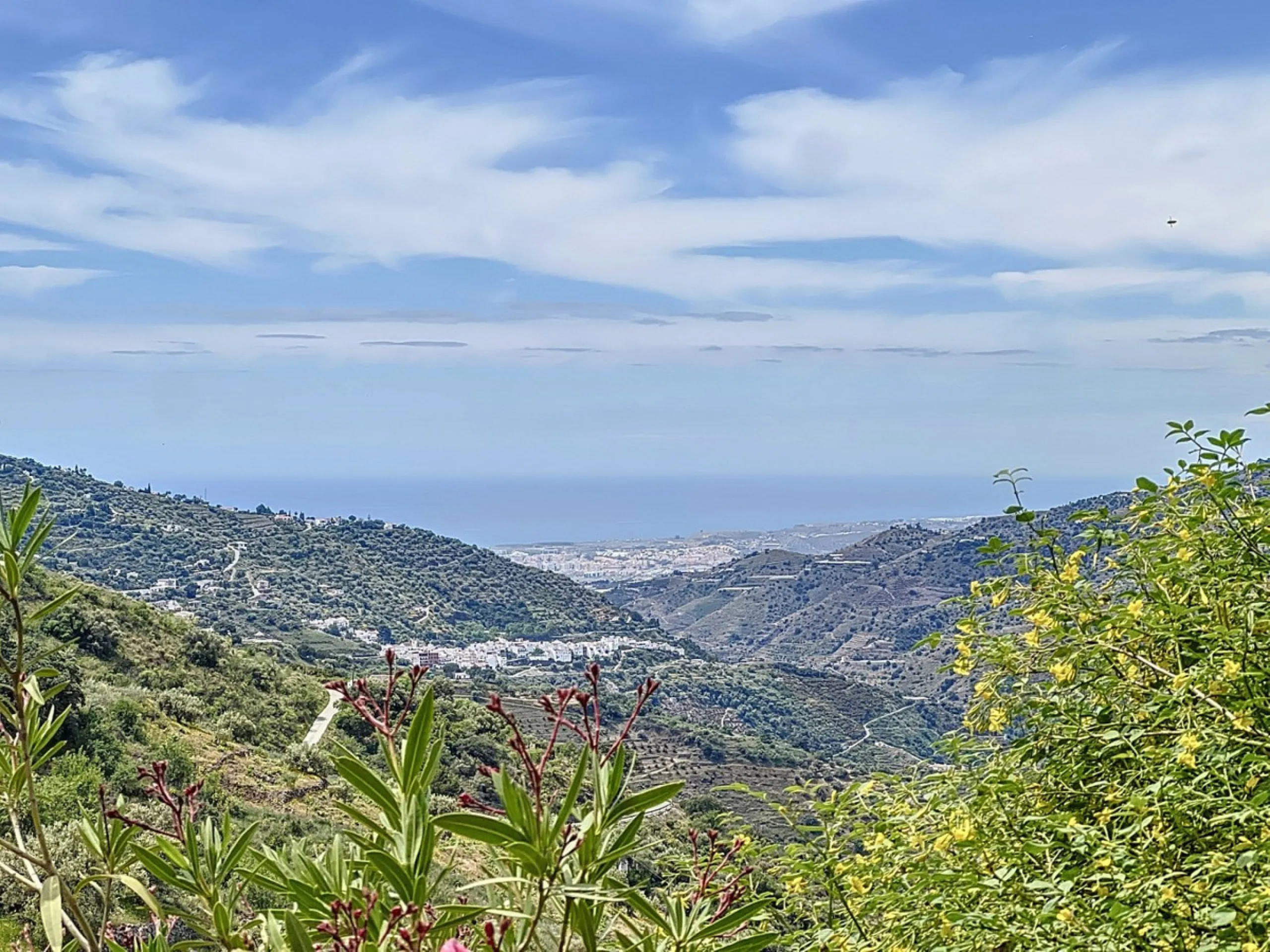 This charming Spanish country house in Sayalonga/Árchez, Málaga, blends traditional character with modern comfort all set against a backdrop of breathtaking views. The property offers a constructed area of 199 m2 and 148 m2 of living space spread over two