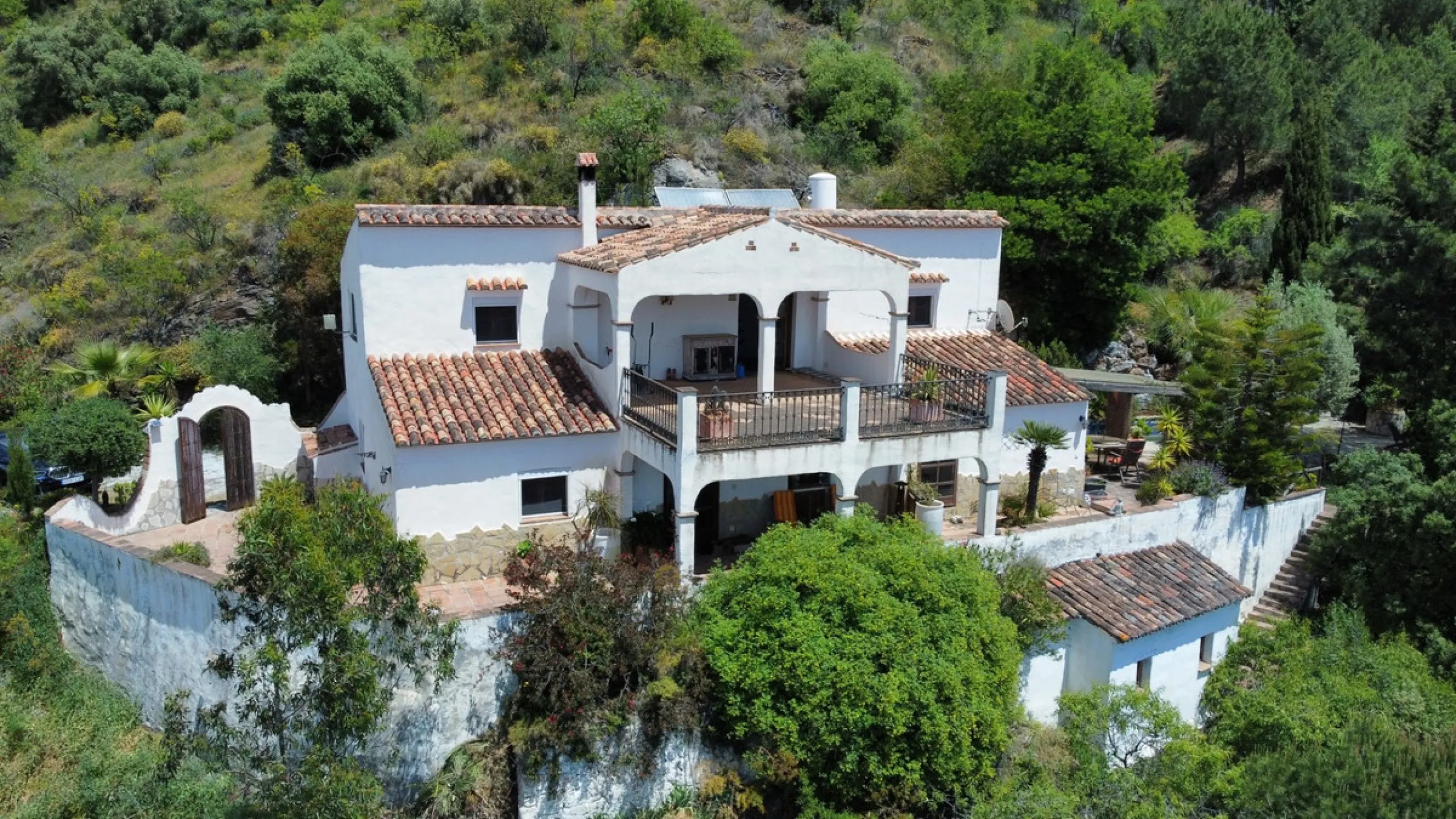 This charming Spanish country house in Sayalonga/Árchez, Málaga, blends traditional character with modern comfort all set against a backdrop of breathtaking views. The property offers a constructed area of 199 m2 and 148 m2 of living space spread over two