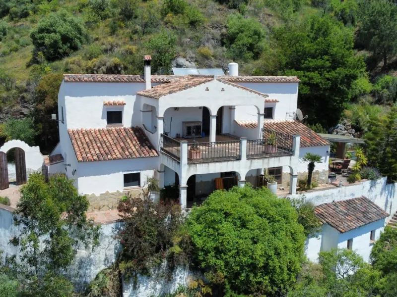 This charming Spanish country house in Sayalonga/Árchez, Málaga, blends traditional character with modern comfort all set against a backdrop of breathtaking views. The property offers a constructed area of 199 m2 and 148 m2 of living space spread over two