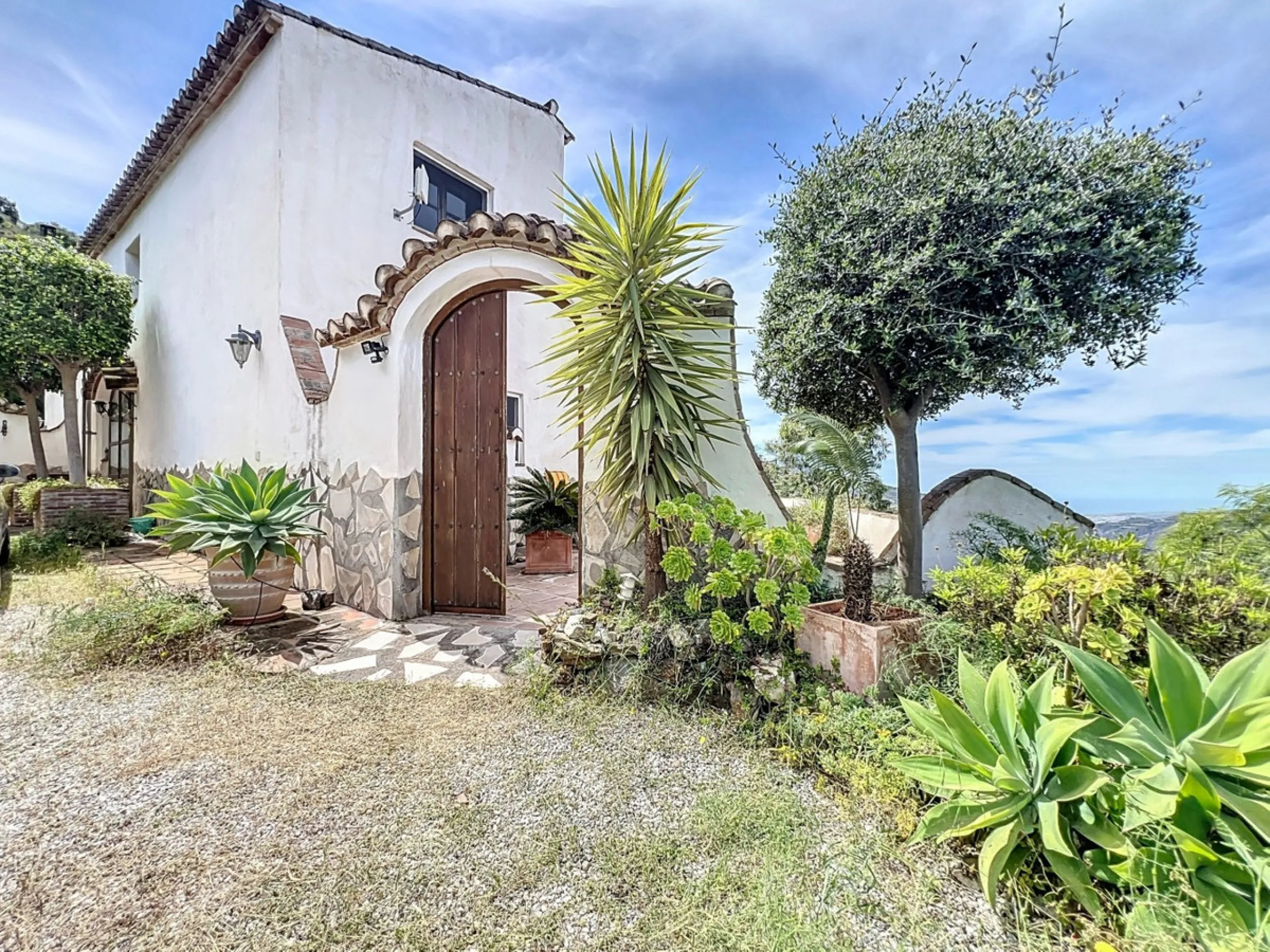 This charming Spanish country house in Sayalonga/Árchez, Málaga, blends traditional character with modern comfort all set against a backdrop of breathtaking views. The property offers a constructed area of 199 m2 and 148 m2 of living space spread over two