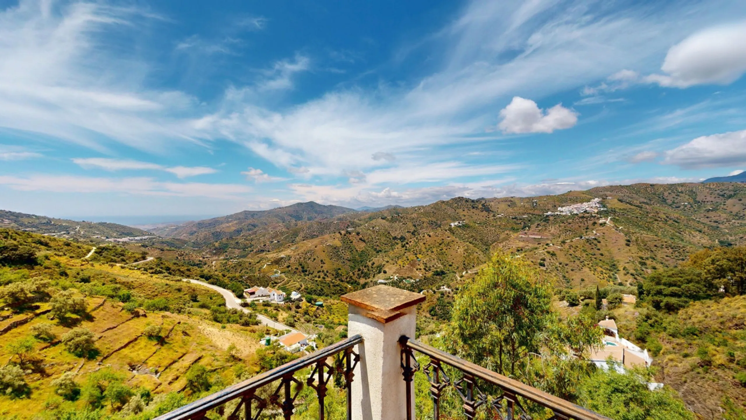 This charming Spanish country house in Sayalonga/Árchez, Málaga, blends traditional character with modern comfort all set against a backdrop of breathtaking views. The property offers a constructed area of 199 m2 and 148 m2 of living space spread over two