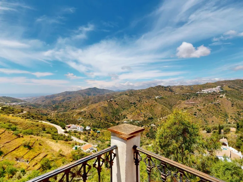 This charming Spanish country house in Sayalonga/Árchez, Málaga, blends traditional character with modern comfort all set against a backdrop of breathtaking views. The property offers a constructed area of 199 m2 and 148 m2 of living space spread over two
