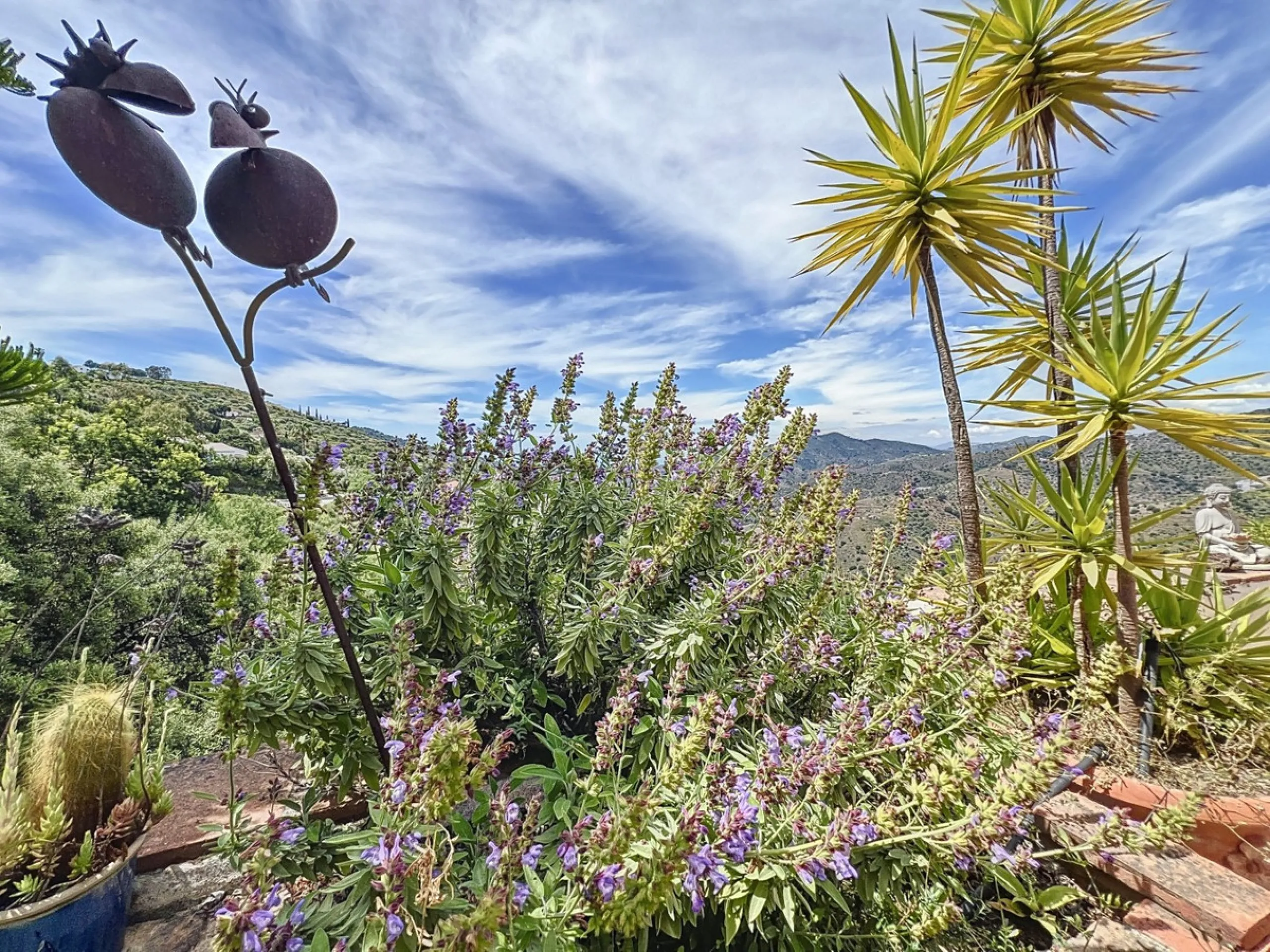 This charming Spanish country house in Sayalonga/Árchez, Málaga, blends traditional character with modern comfort all set against a backdrop of breathtaking views. The property offers a constructed area of 199 m2 and 148 m2 of living space spread over two