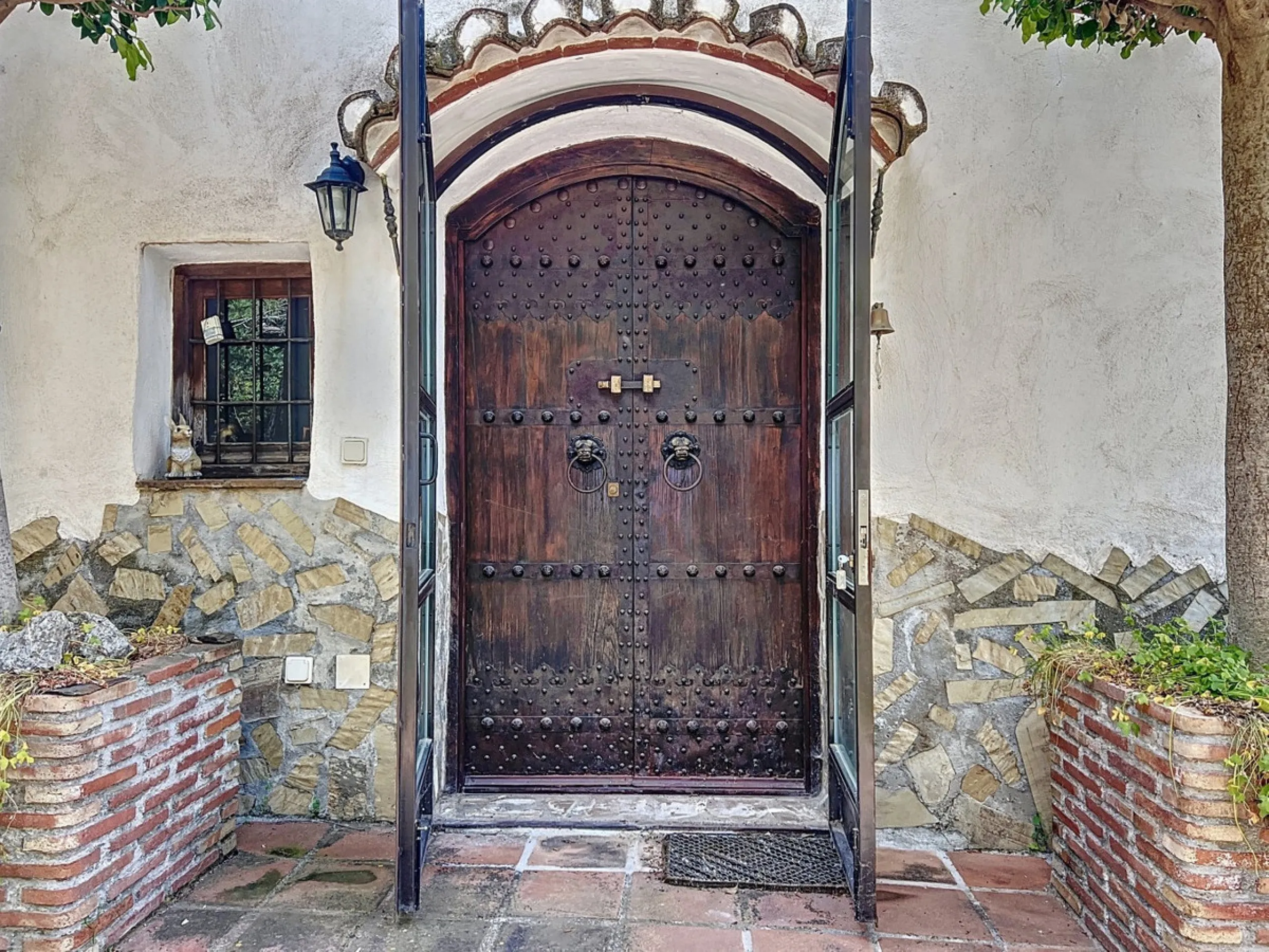 This charming Spanish country house in Sayalonga/Árchez, Málaga, blends traditional character with modern comfort all set against a backdrop of breathtaking views. The property offers a constructed area of 199 m2 and 148 m2 of living space spread over two