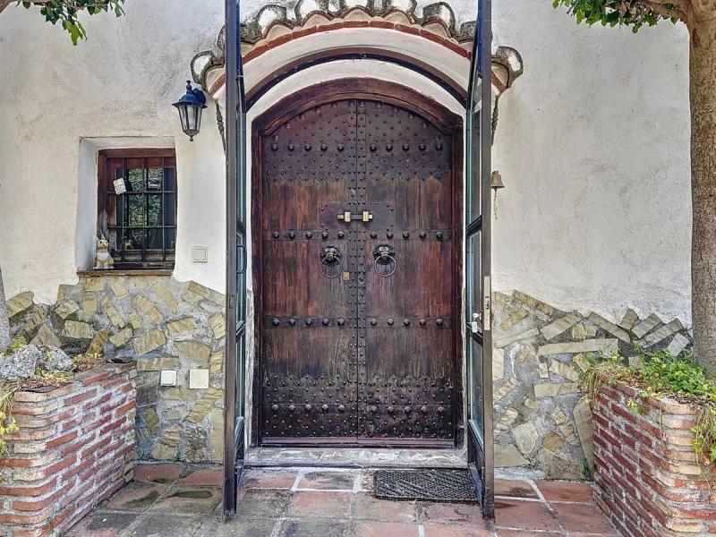 This charming Spanish country house in Sayalonga/Árchez, Málaga, blends traditional character with modern comfort all set against a backdrop of breathtaking views. The property offers a constructed area of 199 m2 and 148 m2 of living space spread over two