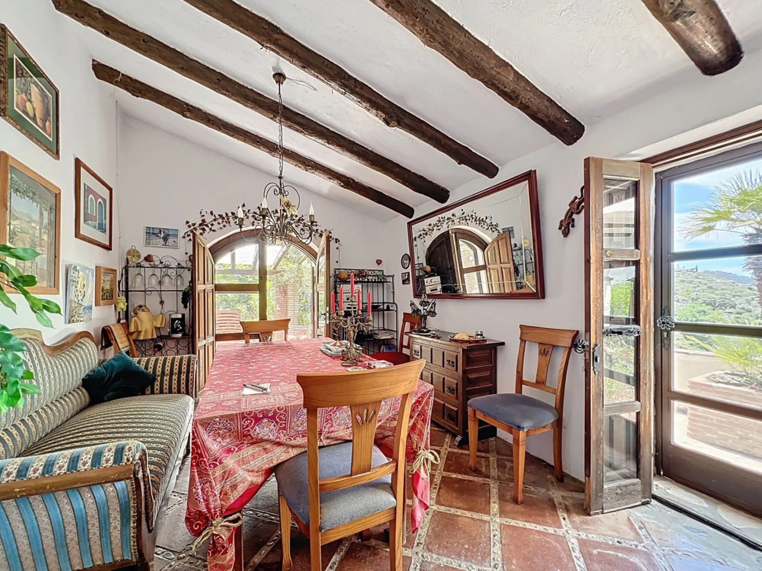 This charming Spanish country house in Sayalonga/Árchez, Málaga, blends traditional character with modern comfort all set against a backdrop of breathtaking views. The property offers a constructed area of 199 m2 and 148 m2 of living space spread over two