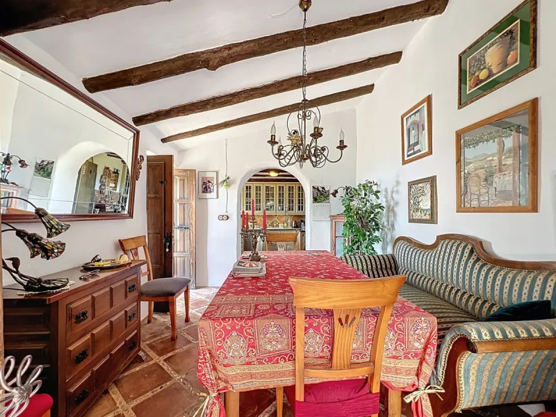 This charming Spanish country house in Sayalonga/Árchez, Málaga, blends traditional character with modern comfort all set against a backdrop of breathtaking views. The property offers a constructed area of 199 m2 and 148 m2 of living space spread over two