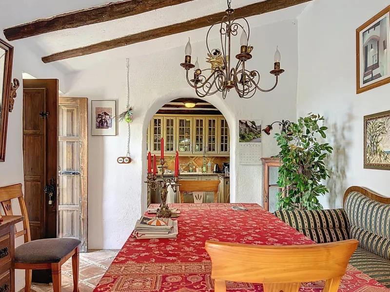 This charming Spanish country house in Sayalonga/Árchez, Málaga, blends traditional character with modern comfort all set against a backdrop of breathtaking views. The property offers a constructed area of 199 m2 and 148 m2 of living space spread over two