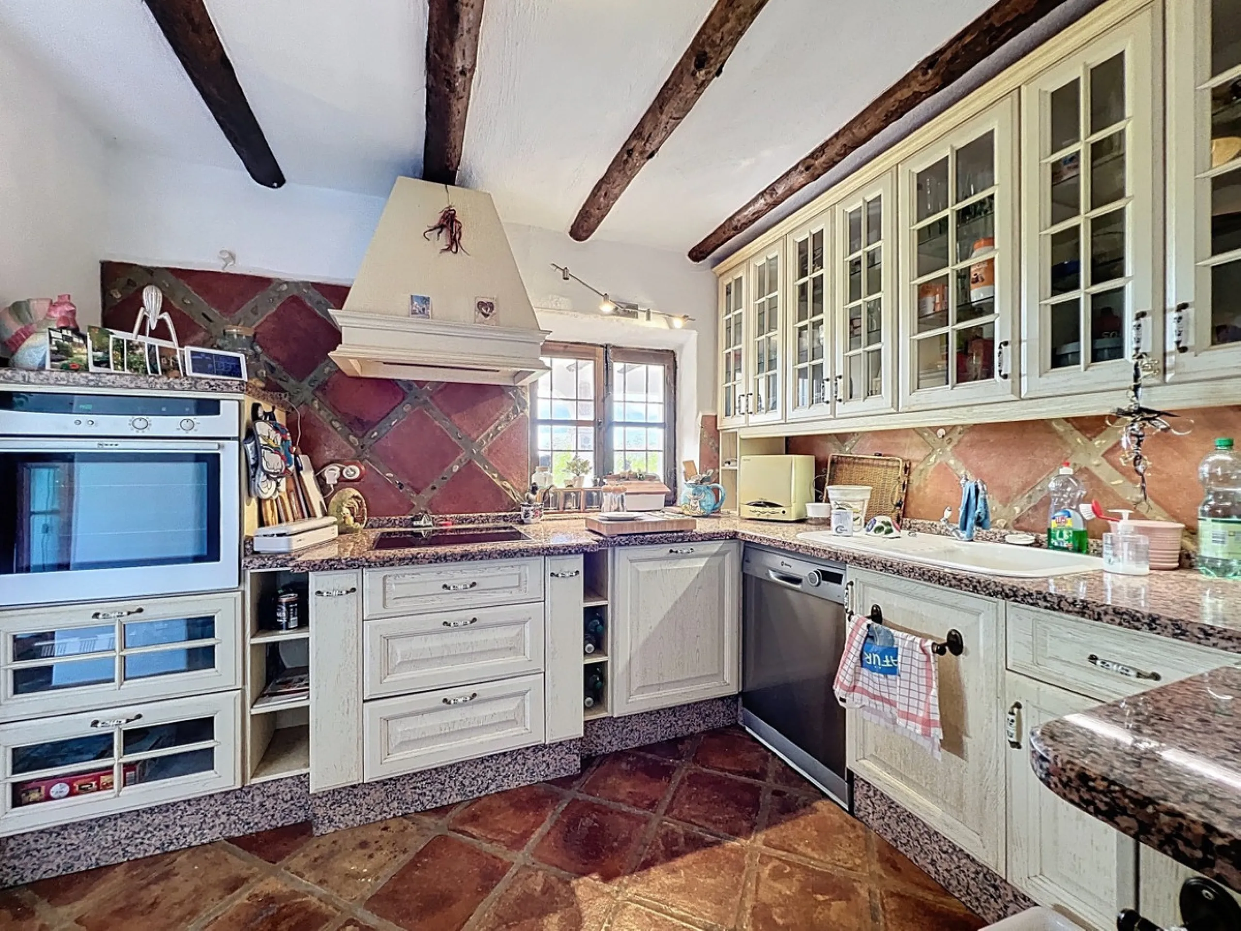 This charming Spanish country house in Sayalonga/Árchez, Málaga, blends traditional character with modern comfort all set against a backdrop of breathtaking views. The property offers a constructed area of 199 m2 and 148 m2 of living space spread over two