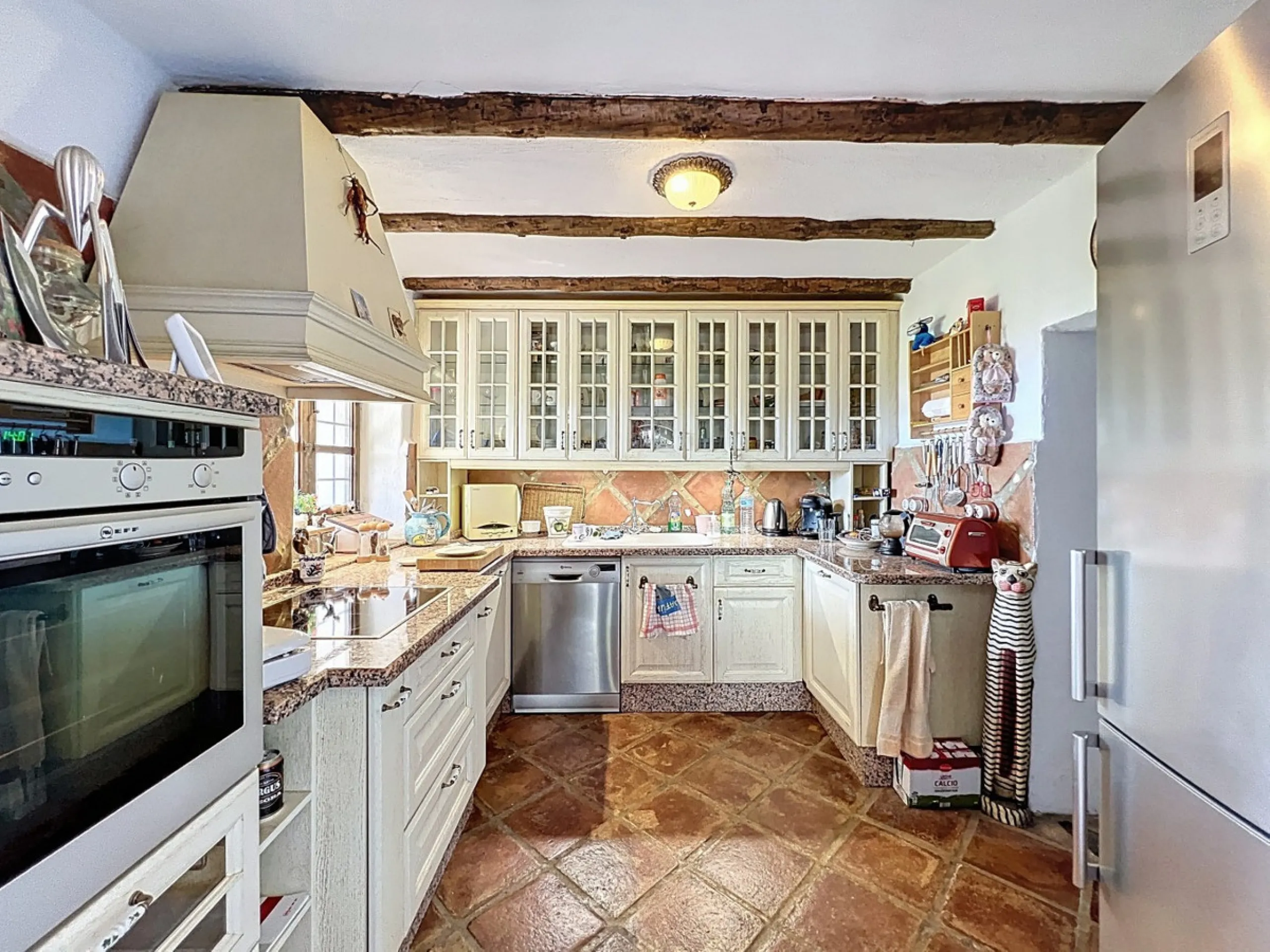This charming Spanish country house in Sayalonga/Árchez, Málaga, blends traditional character with modern comfort all set against a backdrop of breathtaking views. The property offers a constructed area of 199 m2 and 148 m2 of living space spread over two