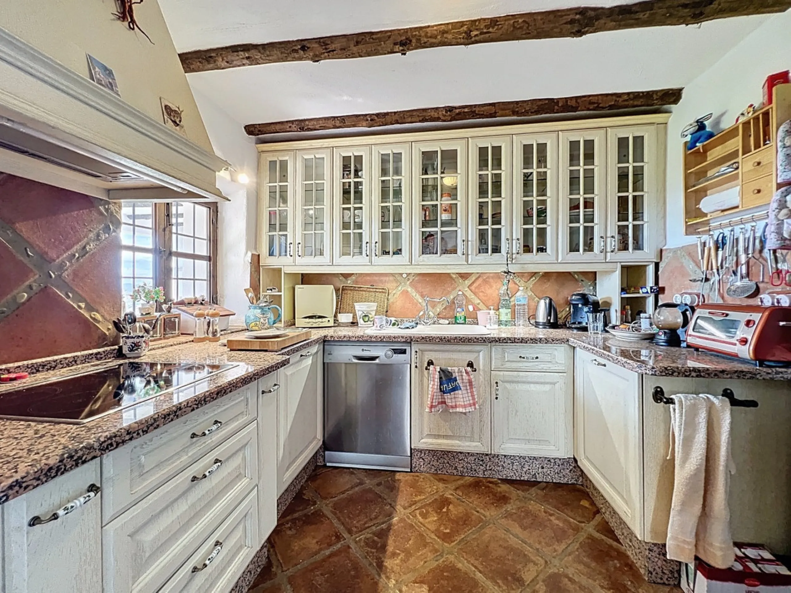 This charming Spanish country house in Sayalonga/Árchez, Málaga, blends traditional character with modern comfort all set against a backdrop of breathtaking views. The property offers a constructed area of 199 m2 and 148 m2 of living space spread over two