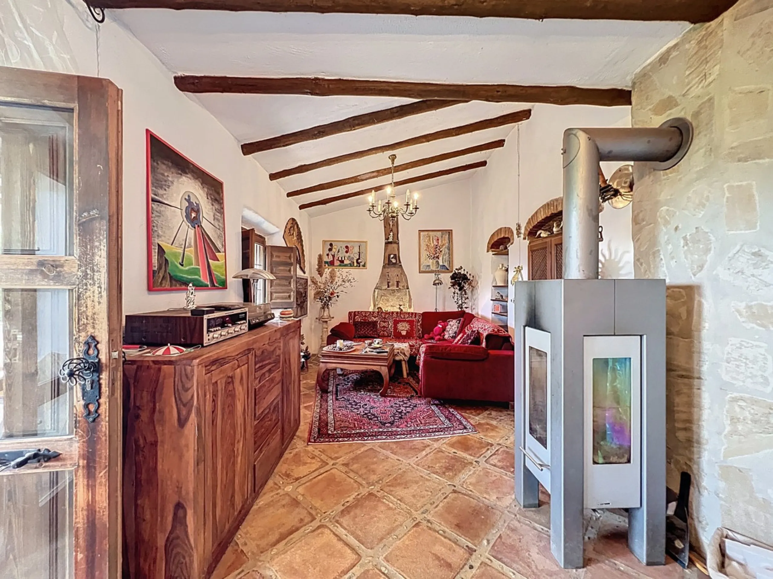 This charming Spanish country house in Sayalonga/Árchez, Málaga, blends traditional character with modern comfort all set against a backdrop of breathtaking views. The property offers a constructed area of 199 m2 and 148 m2 of living space spread over two
