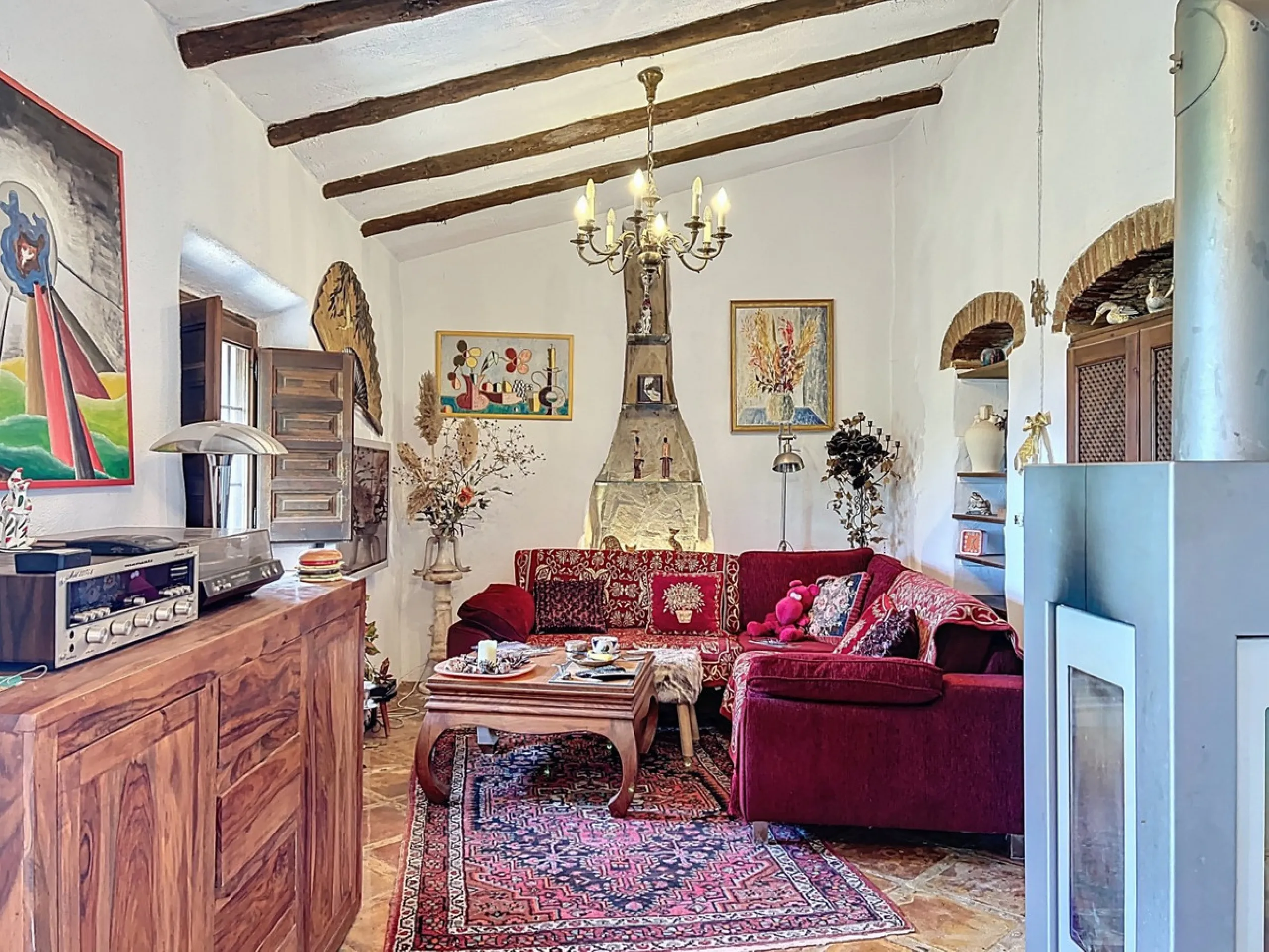 This charming Spanish country house in Sayalonga/Árchez, Málaga, blends traditional character with modern comfort all set against a backdrop of breathtaking views. The property offers a constructed area of 199 m2 and 148 m2 of living space spread over two