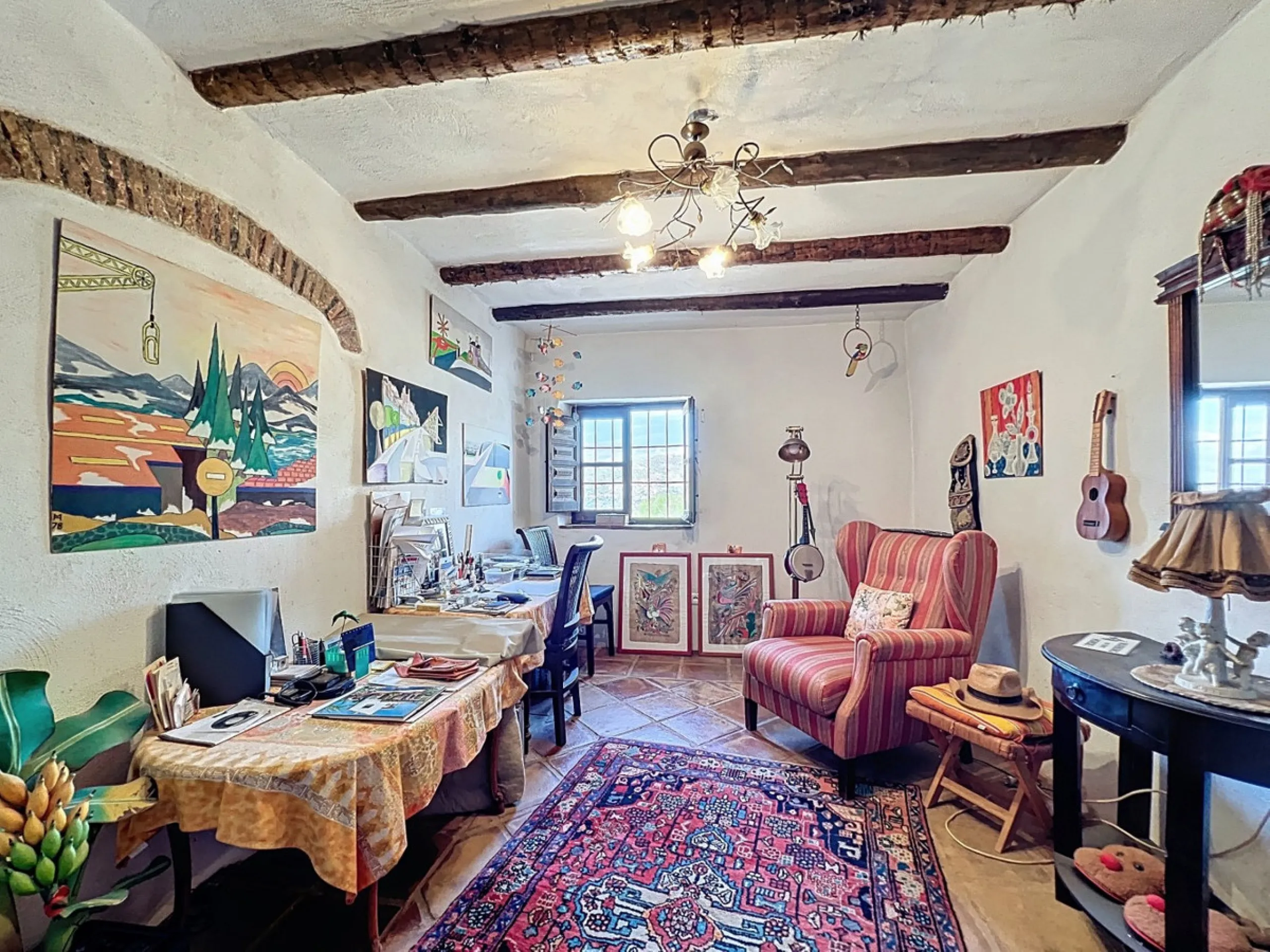 This charming Spanish country house in Sayalonga/Árchez, Málaga, blends traditional character with modern comfort all set against a backdrop of breathtaking views. The property offers a constructed area of 199 m2 and 148 m2 of living space spread over two