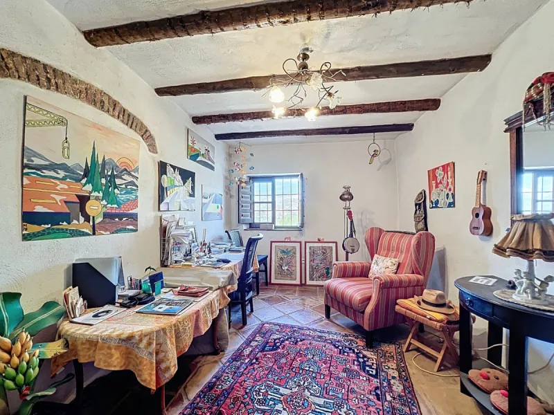This charming Spanish country house in Sayalonga/Árchez, Málaga, blends traditional character with modern comfort all set against a backdrop of breathtaking views. The property offers a constructed area of 199 m2 and 148 m2 of living space spread over two