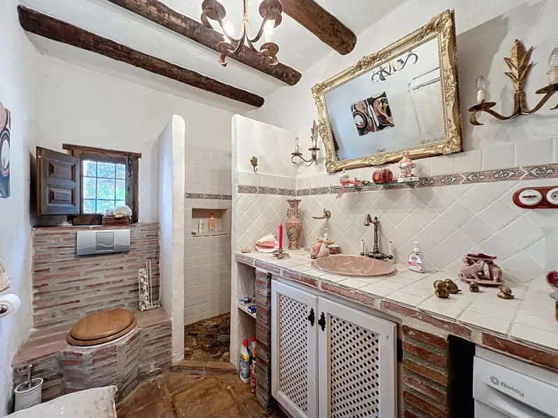 This charming Spanish country house in Sayalonga/Árchez, Málaga, blends traditional character with modern comfort all set against a backdrop of breathtaking views. The property offers a constructed area of 199 m2 and 148 m2 of living space spread over two